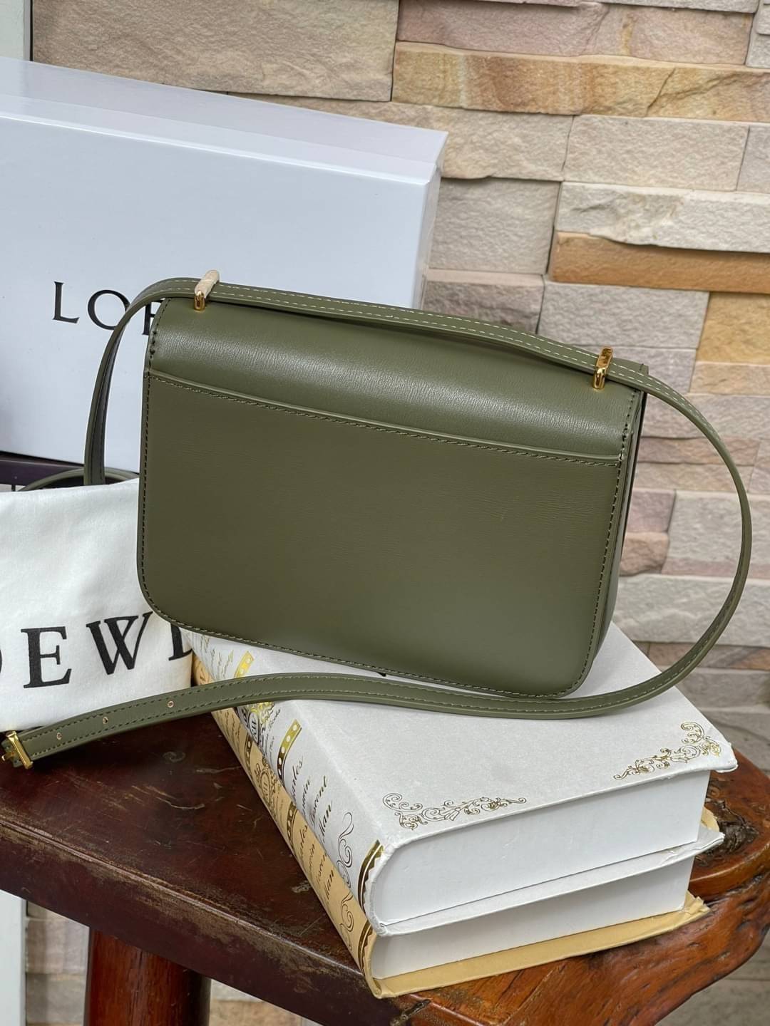 small : LOEWE Goya anagram small leather shoulder bag มาทำความรู้จักทุกดีเทลของ กระเป๋า GOYA ไอเท็มใบใหม่ล่าสุดจาก Loewe ด้วยรูปทรงกล่องอันคลาสสิกที่มาพร้อมรายละเอียดอันน่าค้นหา ด้วยรูปทรงบ็อกสุดคลาสสิก พร้อมโครงสร้างที่กะทัดรัดเปี่ยมไปด้วยสเน่ห์น่าค้นหา 