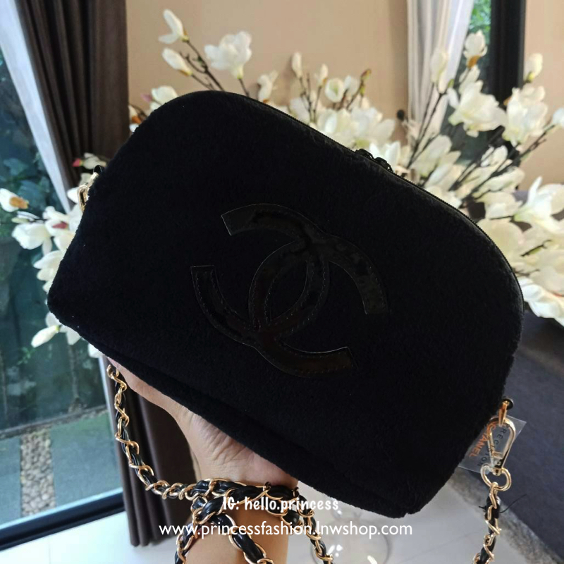 New Arrival!! อีกหนึ่งทรงขายดี กับรุ่นนี้คะ Chanel Precision wolf crossbody bag with chain กระเป๋าทรงโดมผ้าวูฟขนนุ่มเต็มใบ ด้านหน้าปักโลโก้CC หนังแก้วสวยหรู ด้านในเปิดปิดด้วยซิปบุผ้าสีแดงปั้มแบรนด์สวยหรู สายโซ่อะไหล่รมควัน ถอดถือเป็นคลัชต์ออกงานได้! 2IN1 