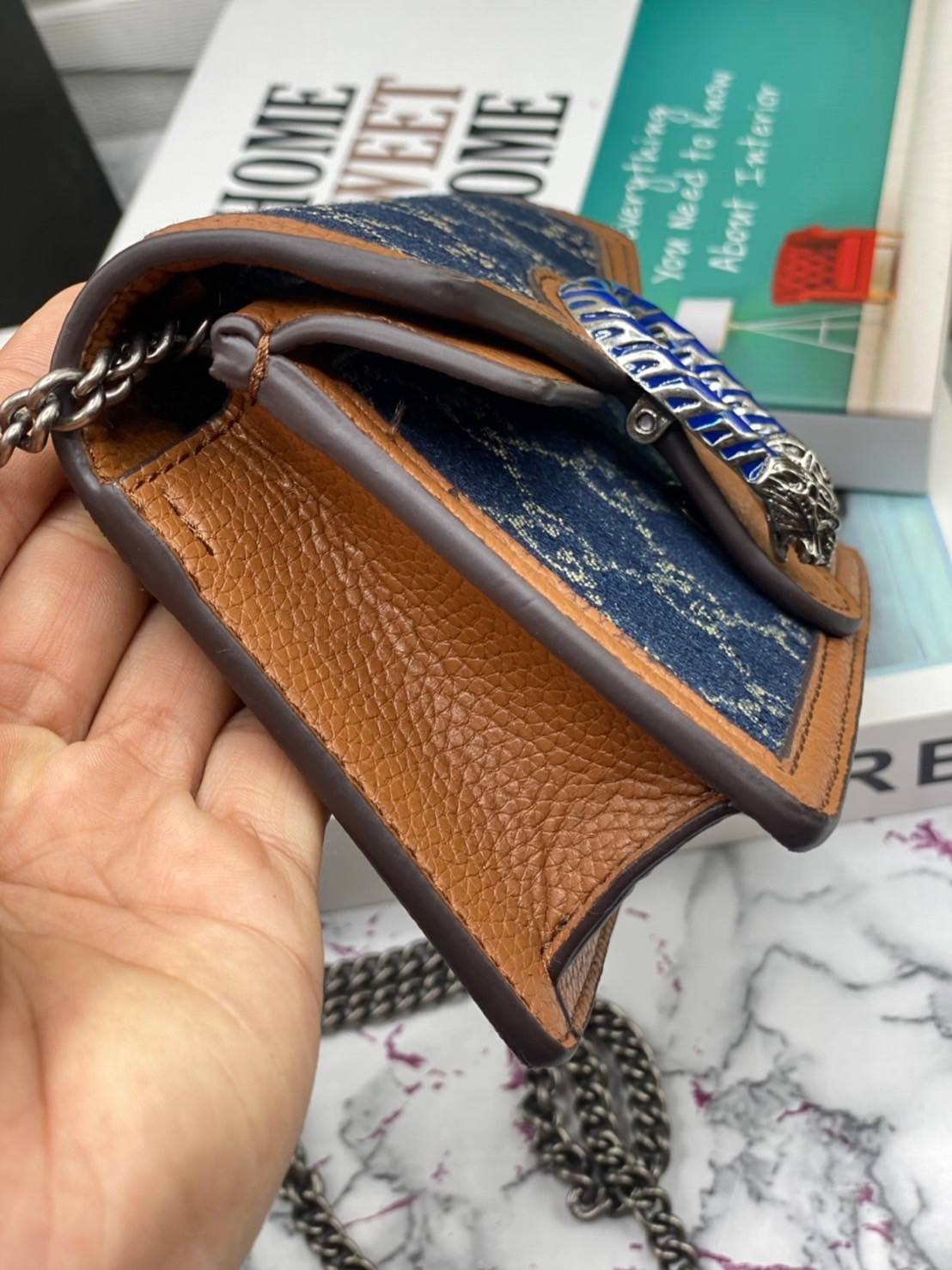 หนังแท้ GUCCI Denim Dionysus mini bag / GG Dionysus Shoulder bag / GG Denim Dionysus พร้อมส่งที่ไทย กระเป๋าสะพายข้างเดนิมสีเข้มสลับหนังแท้สีน้ำตาลงาช้าง เกรดหนังคุณภาพดียิ่งใช้หนังยิ่งสวย โทนสีน่าใช้มากก มาในดีไซน์คลาสสิคเรียบหรูเข้ากับทุกลุ๊คแบบไม่มีเอ้า