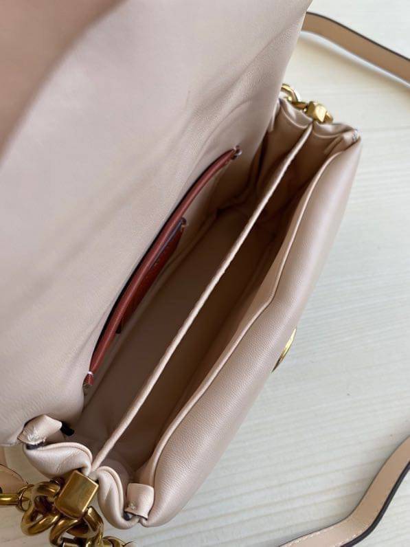 Coach Pillow Tabby Shoulder Bag 18 หนัง nappa หนานิ่ม นุ่มมากๆ รุ่นใหม่ล่าสุดค่ะ! พร้อมโลโก้รุ่นใหม่ด้วยเช่นกัน เพิ่มความหรู ดูดีเข้าไปอีกค่ะ เปิดปิดกระเป๋าแบบกระดุมแมาเหล็ก ภายในมีช่องใส่ของสองช่อง; สามารถใส่กระเป๋าเงินใบสั้นได้;พาสปอร์ตได้;มือถือได้ ค่ะ