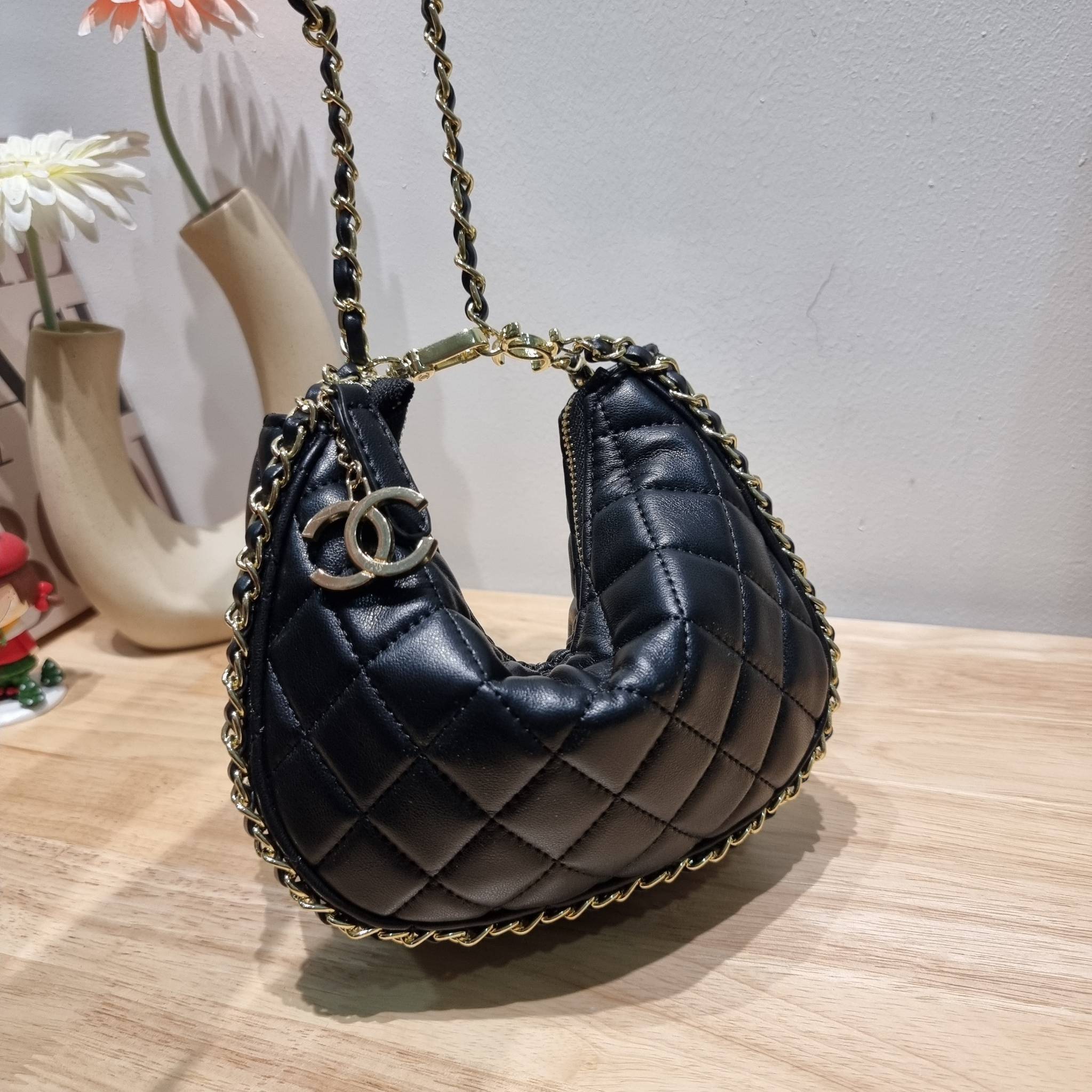 Chanel small hobo bag ใหม่ล่าสุดคอล 2023 กับกระเป๋าสะพายทรงโฮโบ ที่มีลูกเล่นให้สาวๆได้ใช้ไม่มีเบื่อ มีอะไหล่เกี่ยวปรับทรงได้ ดีไซน์โซ่ตกแต่งรอบตัว