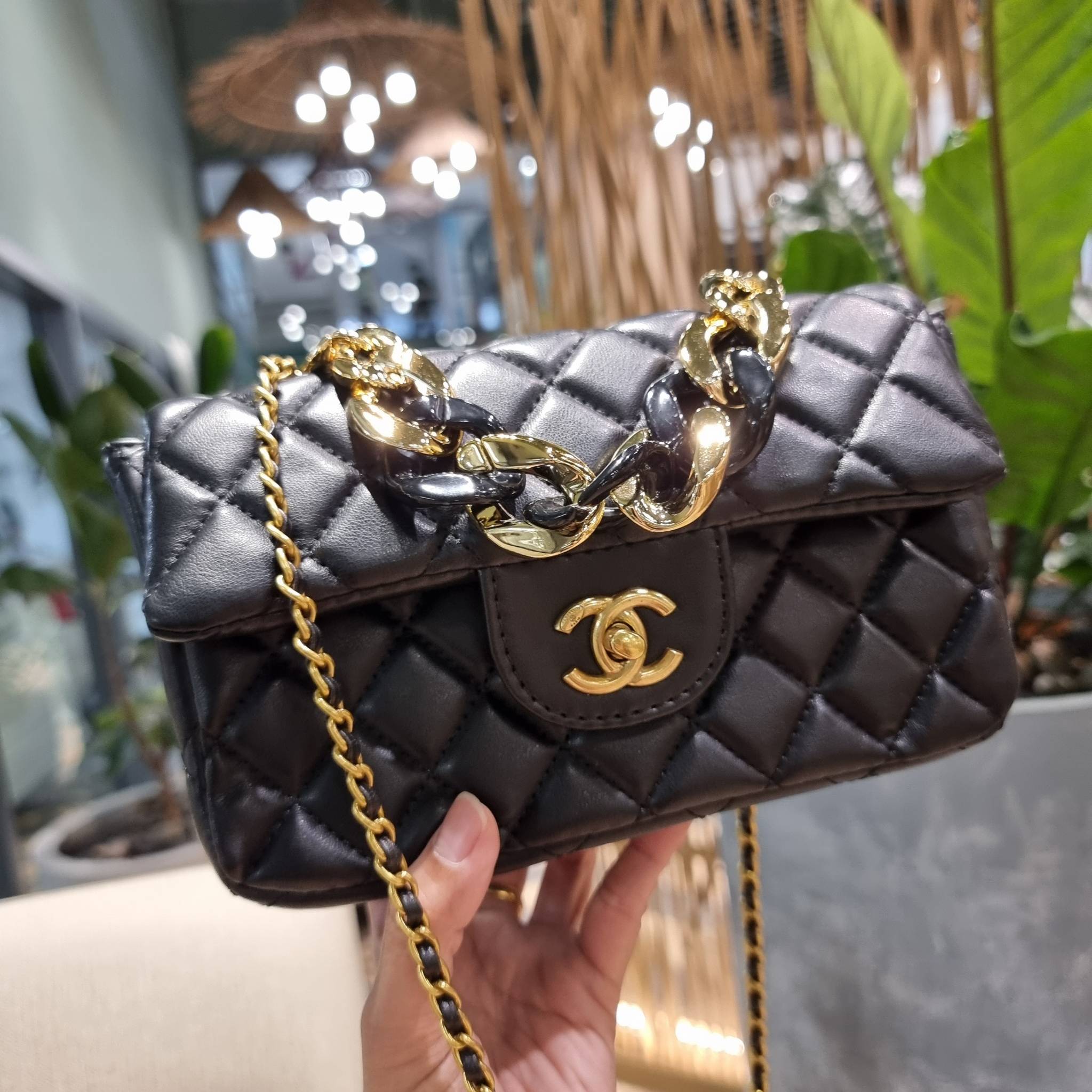 CHANEL GIFT BOX SET Chanel Holiday Makeup & Beauty Gift Sets สุดหรูชวนให้สะสม สุดยอดไอเท็มหายากพร้อมเสิร์ฟครบชุด limited สุดคุ้ม มาพร้อมกระเป๋าสะพายถึง 2 ใบ รุ่นยอดฮิตทั้งนั้น!!ที่พิเศษยังมีน้ำหอมตัวท็อปมาให้อีก chanel no.5 ที่แสนจะเย้ายวน ในขนาด 7.5 ml. 