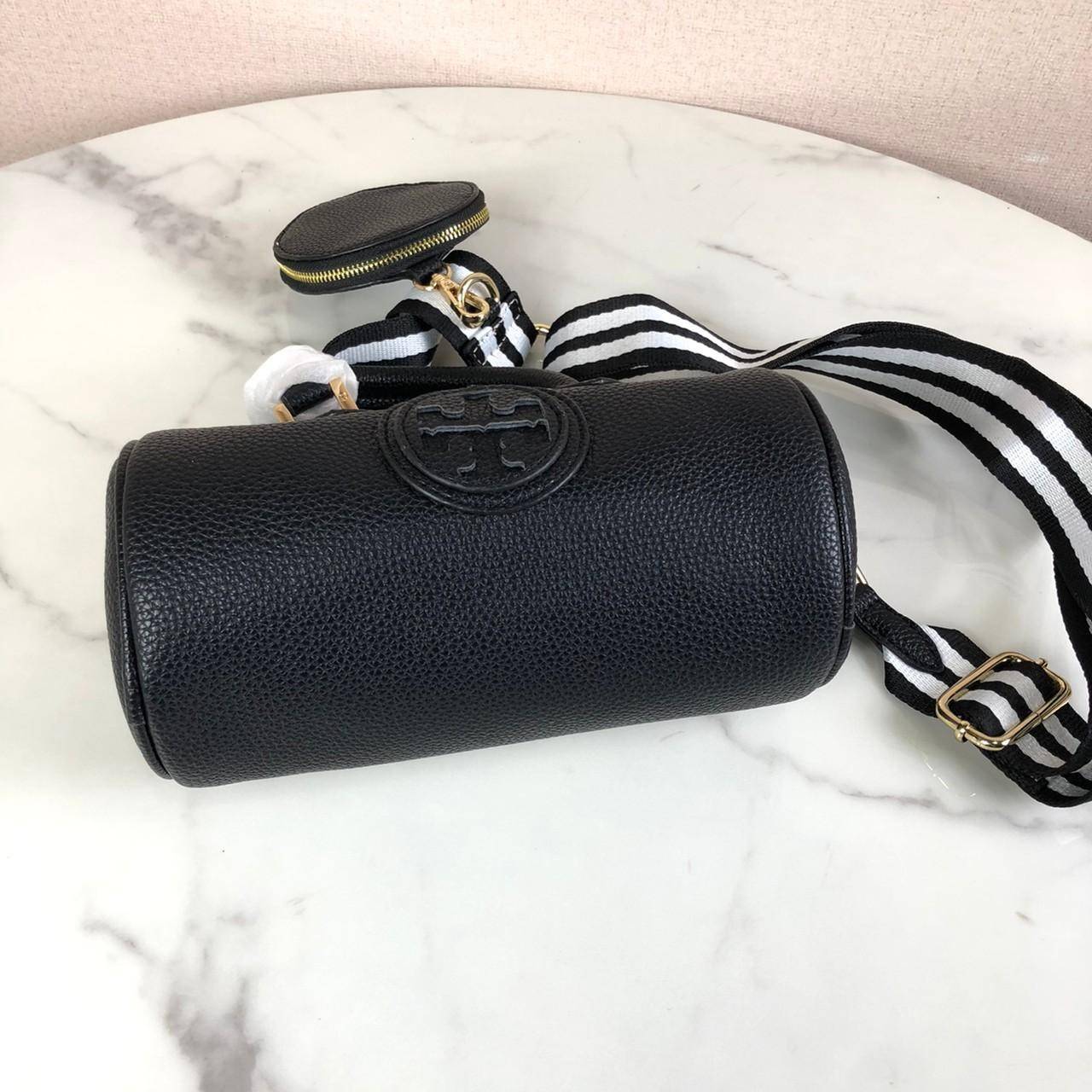 กระเป๋าถือ หรือสะพาย TORY BURCH เปิด - ปิดกระเป๋าด้วยซิป ด้านในมีช่องใส่ของ 1 ช่อง มาพร้อมสายสะพายยาว สามารถถอดและปรับได้ Free Size ค่ะ