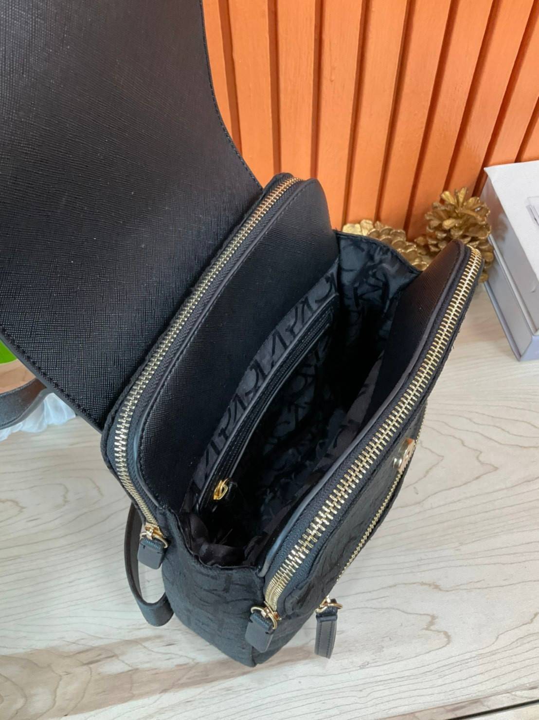 ของแท้ 💯% Elaine Calvin Klein Monogram Small Backpack 💕ของมันต้องมี สวยหรูดูแพงมาก สำหรับรุ่นนี้ และมีฟังชั่นช่องการใช้งานที่มากที่สุด!!! 💕 กระเป๋าสะพายเป้รุ่นใหม่ชนช้อป รุ่นยอดนิยม