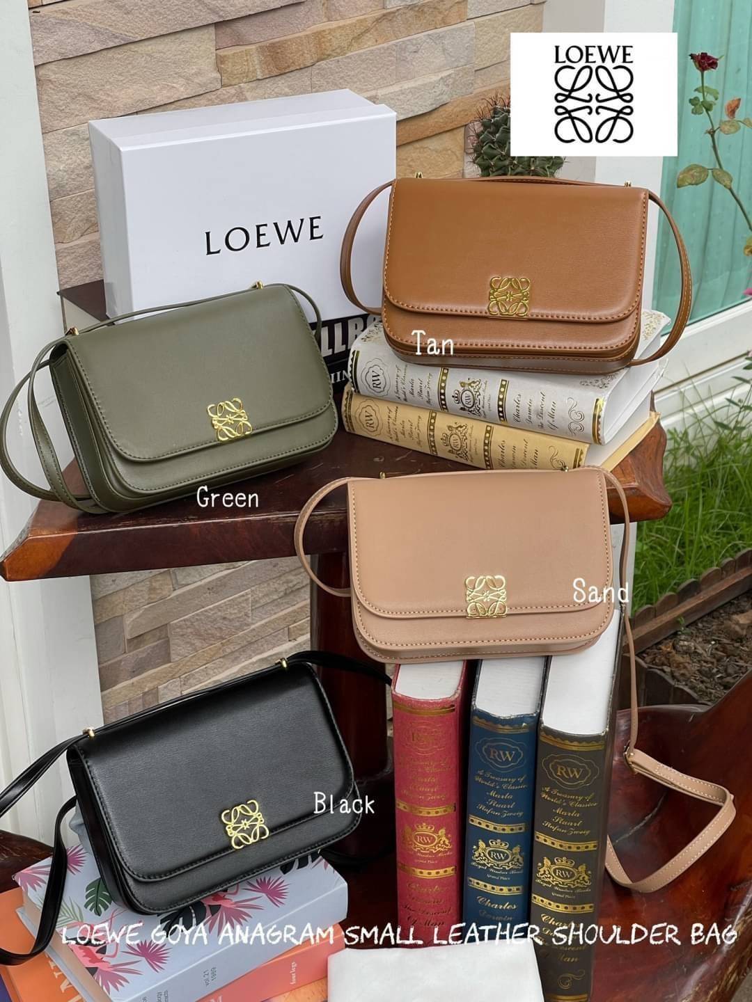 small : LOEWE Goya anagram small leather shoulder bag มาทำความรู้จักทุกดีเทลของ กระเป๋า GOYA ไอเท็มใบใหม่ล่าสุดจาก Loewe ด้วยรูปทรงกล่องอันคลาสสิกที่มาพร้อมรายละเอียดอันน่าค้นหา ด้วยรูปทรงบ็อกสุดคลาสสิก พร้อมโครงสร้างที่กะทัดรัดเปี่ยมไปด้วยสเน่ห์น่าค้นหา 