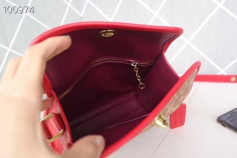 Coach M1980-148 Turnlock style twist lock bag shoulder messenger handbag elegant atmosphere พร้อมส่งแบบไม่ต้องรอพรี กระเป๋าสะพายข้างมัลติฟังก์ชั่น ที่ใช้งานได้ 2 แบบ จะคล้องแขน คล้องไหล่ วัสดุหนัง glovetanned คุณภาพดี สวยหรู ภายในตัวกระเป๋าใส่ของได้สบายๆ 