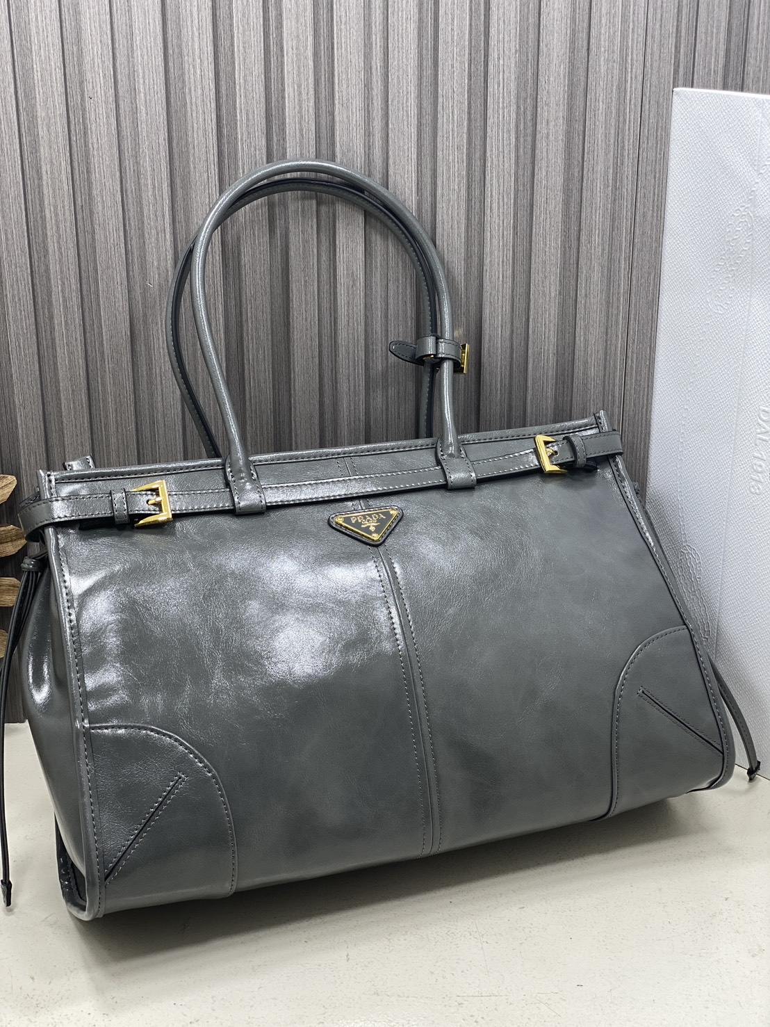 ORI หนังแท้ | Prada Bonnie Large Sueded Handbag Cinnamon 38cm กระเป๋าสะพายทรงโท้ทใบใหญ่ งานหนังกลับโทนสีน้ำตาล โดดเด่นด้วยดีไซน์ที่เน้นความประณีตแต่ใช้งานได้จริง