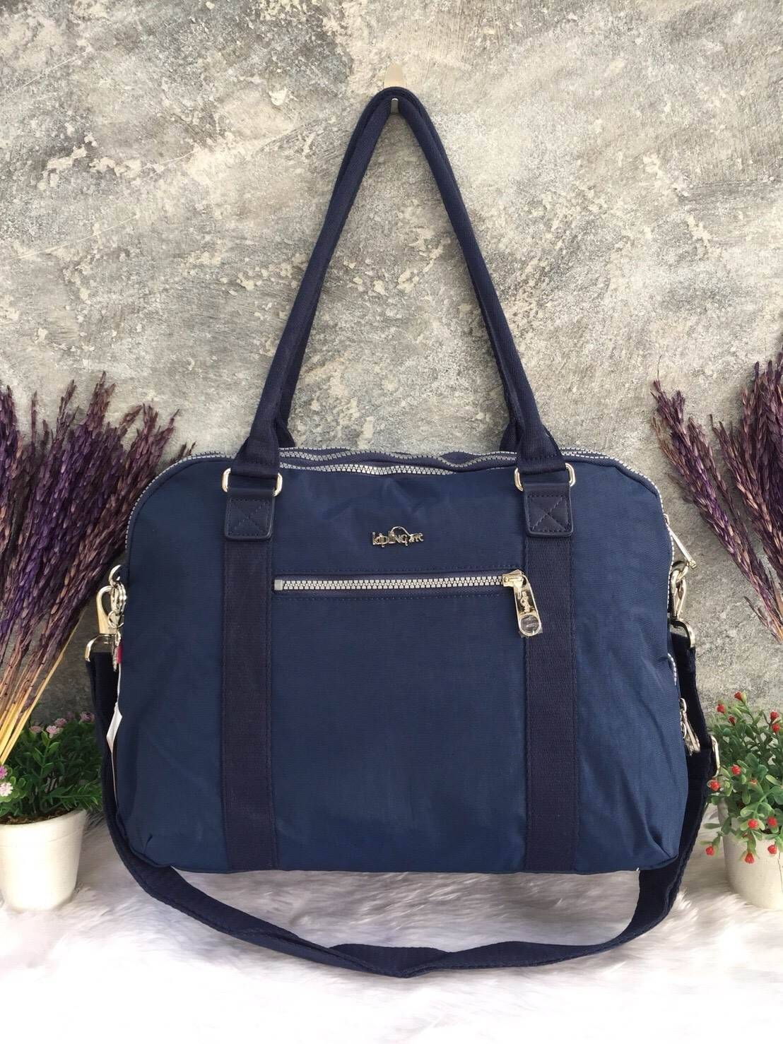 KIPLING K10210 NEAT LAPTOP BAG กระเป๋า messenger bag กระเป๋าถือและสะพาย เหมาะกับ working women เพราะสามารถถือไปทำงานได้ทุกวัน ใส่โน้ตบุ้คได้ค่ะ ใบนี้ หูยาวสามารถสะพายไหล่ได้ แถมยังมีสายยาวมาให้ด้วยค่ะ ทำให้สะดวกต่อการถือมากๆ เปิดปิดด้วยซิป โดยแบ่งเป็น 3 ช