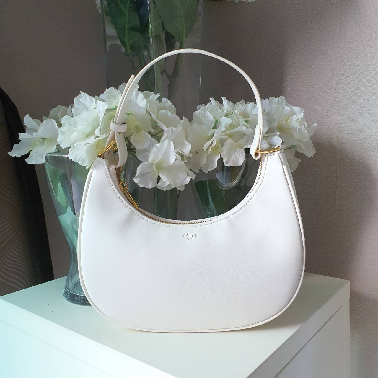 CELINE SHOULDER BAG VIP GIFT WITH PURCHASE (GWP) AVA BAG IN SMOOTH CALFSKIN พรีเมี่ยมกิ๊ฟ Limited Edition จาก CELINE HAUTE PARFUME DUTYFREE COUNTER วัสดุหนังสังเคราะห์เรียบสวย ดีไซน์สวยหรูฮิตสุดในเกาหลี! หนังสวยอยู่ทรงกันน้ำ เปิดปิดด้วยซิปแบรนด์ ภายในโล่ง