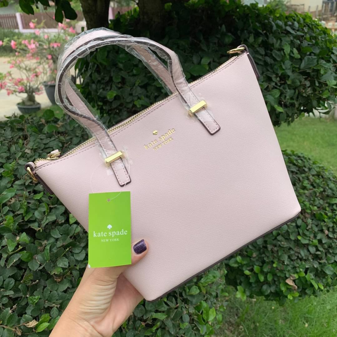 ของแท้ 💯% Kate Spade New York Cross Body Bag กระเป๋าถือหรือสะพาย หนัง Saffiano ภายในมีช่องซิปและช่องเล็ก มีหมุดรองฐานกันรอย 4 มุม อะไหล่ทองทั้งใบ ขนาดกำลังดี ใส่กระเป๋าสตางค์ยาวได้ค่ะ