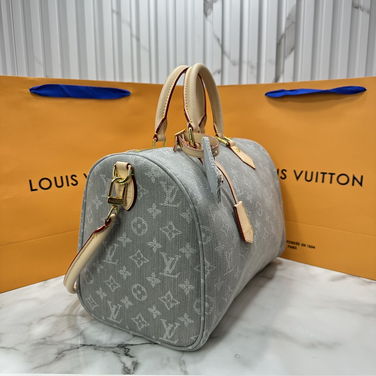 ORI หนังแท้ | LV Speedy Soft 30 Monogram Denim Washed Gray กระเป๋าสะพายสปีดี้ทรงหมอน ทรงยอดนิยม งานเดนิมตัดเย็บจากผ้าฝ้ายโดยใช้เทคนิคการฟอกสีแบบพิเศษ ตกแต่งด้วยหนังและฮาร์ดแวร์สีทองอ่อน