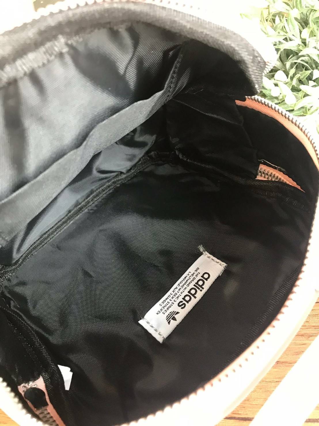 Adidas Mini Shoulder Bag and Backpack กระเป๋าแบบทรีเวย์ ที่สามารถถือเก๋ สะพายเท่ๆแบบเป้หรือสะพายข้าง มีช่องซิปเปิดได้ทั้งด้านหน้าและด้านหลัง เพื่อการใช้งานที่สะดวกสบาย วัสดุหนังpu หนังนิ่ม ถือสบายมือ มีหมุดรองฐานกันรอยสี่มุม ใบเดียวสามารถเปลี่ยนลุคช์ได้ด้