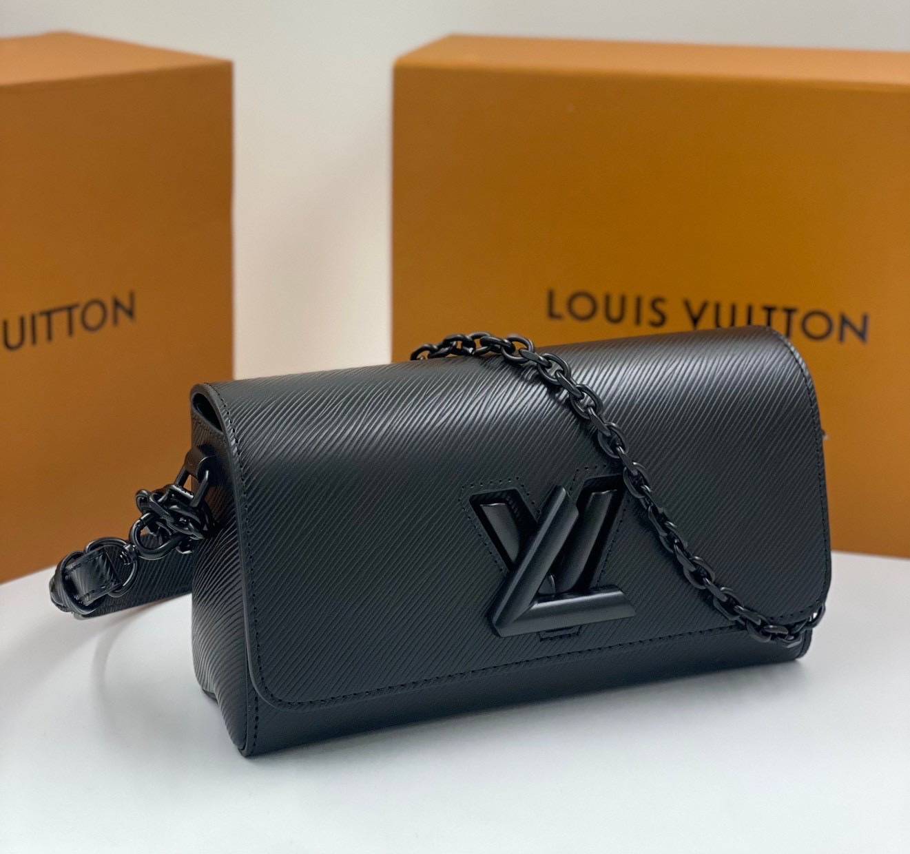 ORI หนังแท้ | LV Twist West Bag elongated shape in grained Epi leather กระเป๋าสะพาย/กระเป๋าถือ พร้อมสายโซ่ หนังลายเกรน Epi รูปทรงยาวและสง่างาม นำเสนอมุมมองใหม่สุดเท่ให้กับไอคอนของแบรนด์ ในหลากหลายเฉดสีทันสมัย