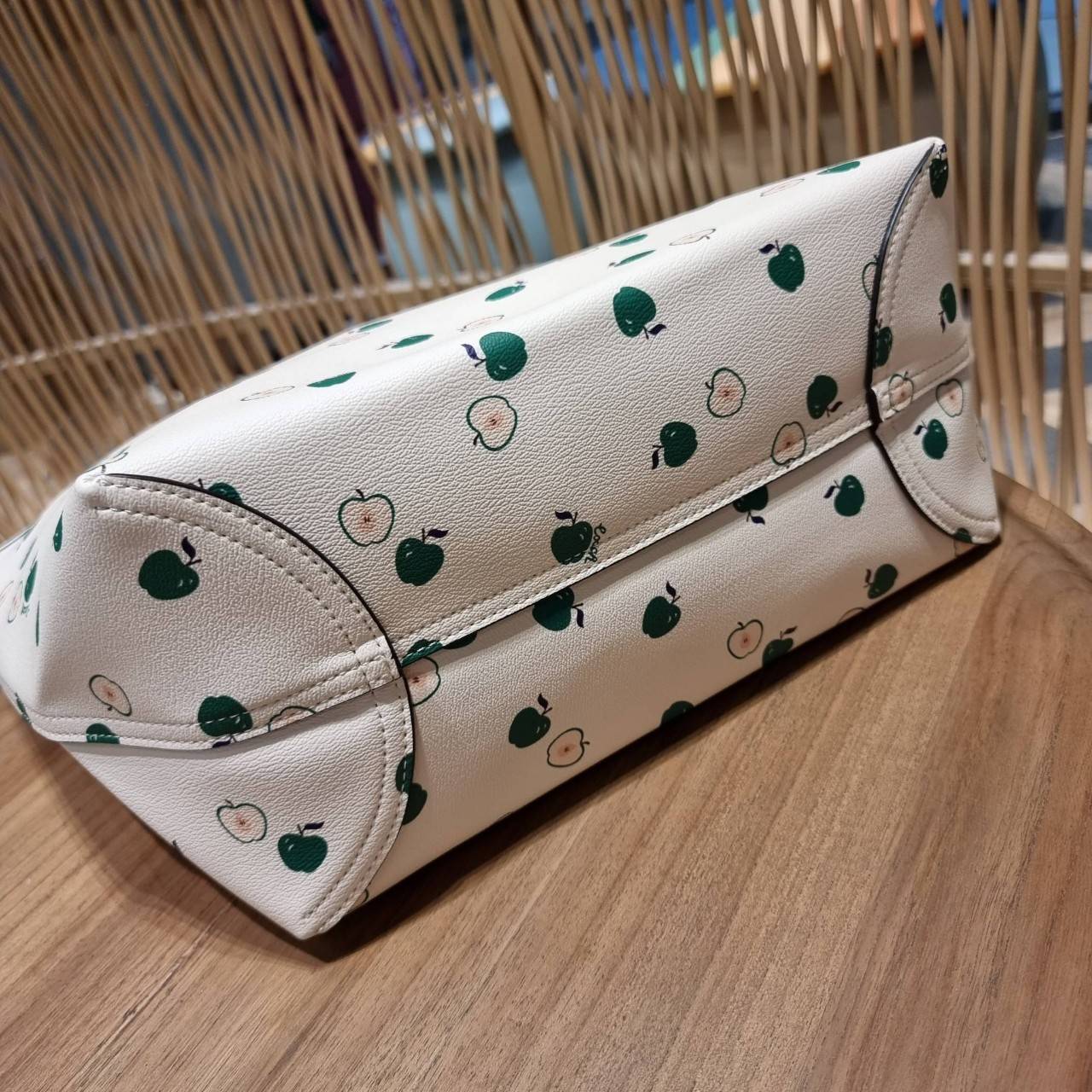OUTLET 】COACH C4119 CITY TOTE WITH APPLE PRINT COACH CITY TOTE WITH POPSICLE PRINT C4277 แจกความน่ารักสดใส ด้วย 2 รุ่น กับเหล่าแอปเปิ้ลเขียวที่ยกมาทั้งสวน!! และลวดลายไอศครีมโทนชมพูแสนหวาน ดีไซน์ดึงดูดความสนใจได้ดีเลยทีเดียว กระเป๋าทรงช็อปปิ้งใบใหญ่ ที่จุย