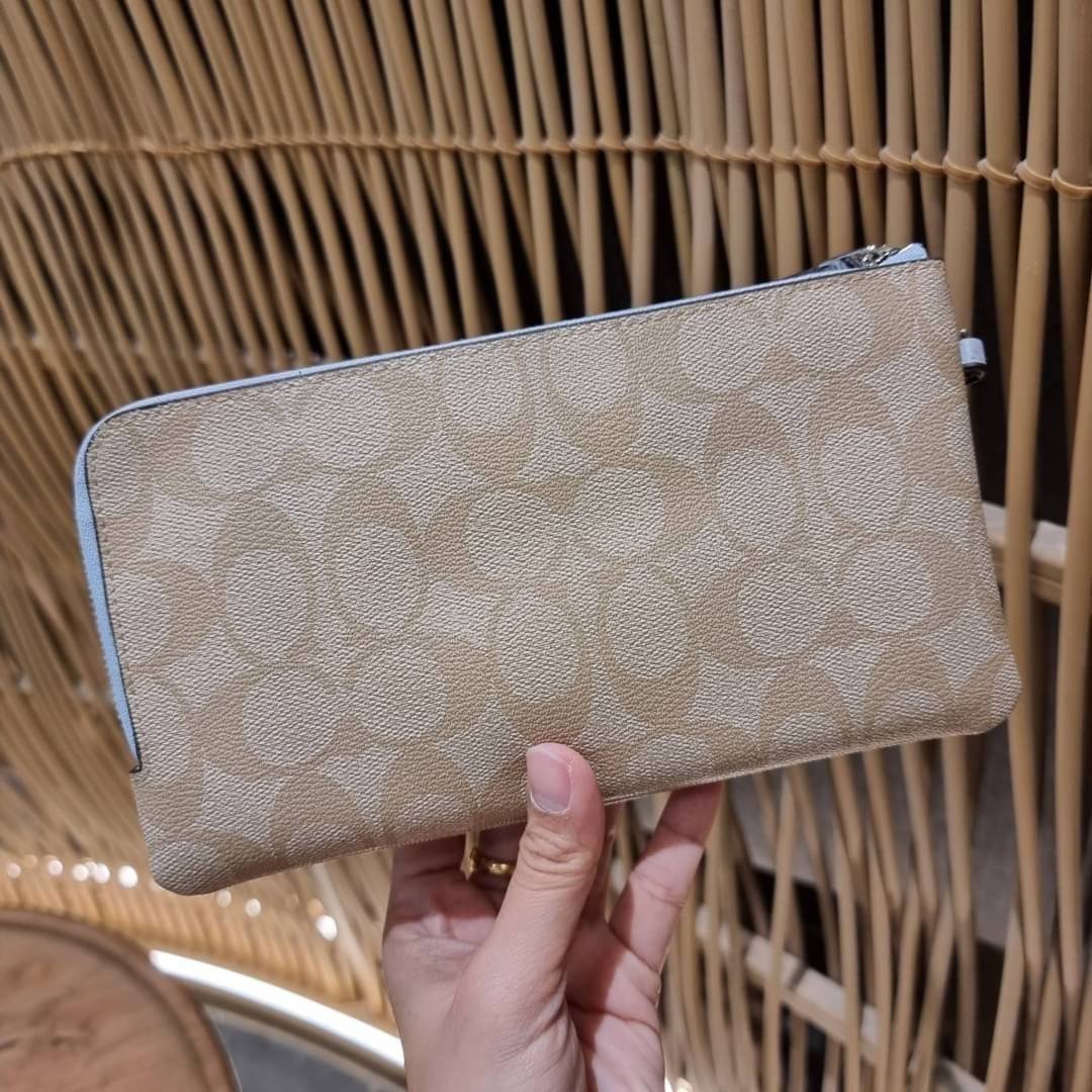 COACH F54057 DOUBLE ZIP WALLET IN SIGNATURE กระเป๋าคล้องมือ size L ใบนี้ใส่มือถือได้ทุกรุ่น ขนาดกำลังดี พกพาสะดวกมากๆ วัสดุหนังสังเคราะห์ ภายในเป็นผ้าสีสวยคม ใส่ธนบัตร ใส่บัตรได้เยอะ ใส่มือถือได้สบายๆทุกรุ่น ตอบโจทย์สาวๆที่ไม่ชอบพกเยอะวุ่นวายจ้า ใบนี้เอาอ