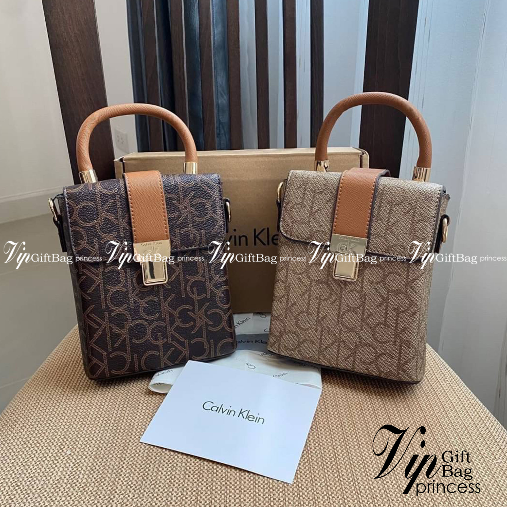 CALVIN KLEIN JEANS crossbody bag กระเป๋าถือหรือสะพาย ลายซิกเนเจอร์แบรนด์ทั้งใบ มีหูจับสำหรับถือ เปิด-ปิดกระเป๋าด้วยกระดุมแม่เหล็ก ด้านในโล่งกว้างมีช่องเล็กและช่องซิปสำหรับใส่ของจุกจิก ซับในลายแบรนด์อย่างดี มาพร้อมสายสะพายยาวปรับระดับได้ สามารถใช้ได้หลากหล