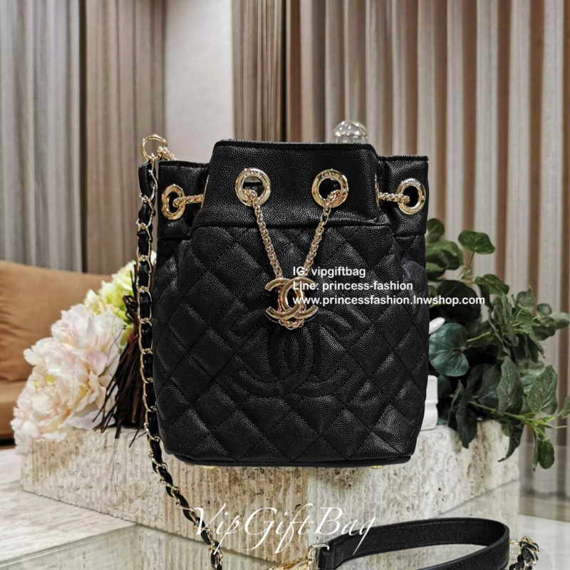 Chanel Crossbody Bag With Chain VIP Gift With Purchase (GWP) รุ่น Limited พรีเมี่ยม Chanel Perfume Counter ทรง Bucket Bag วัสดุหนังคาเวียร์ลายตารางเปิดปิดแบบDrawstringและแถบหนังคาดกลางประดับอะไหล่แบรนด์สีทอง ภายในมีโลโก้และช่อง1ซิป หัวซิปแบรนด์ ใส่มือถือ 