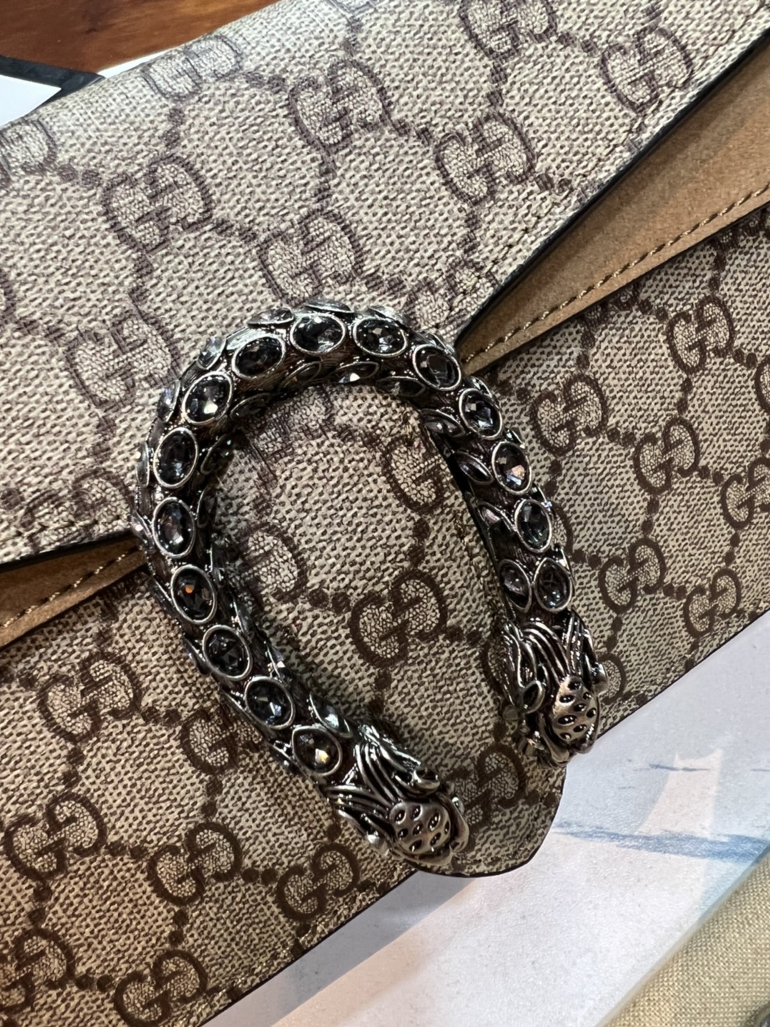 25CM หนังแท้ GUCCI Dionysus GG Supreme mini bag ฮอตไอเท็ม รุ่นนี้ขายดีขายหมด สวยหรู คุณหนู ผู้ดีมาก!! นานๆ มาจะมาน้าา รุ่นหายากค่ะ กระเป๋าสะพายข้าง ดีไซน์อยู่ทรง ขนาดกำลังสะดวกใช้สำหรับสาว วัสดุหนังแท้เต็มใบ ภายในแบ่งสัดส่วนได้เป็นอย่างดี งานจริงดีงาม สาว