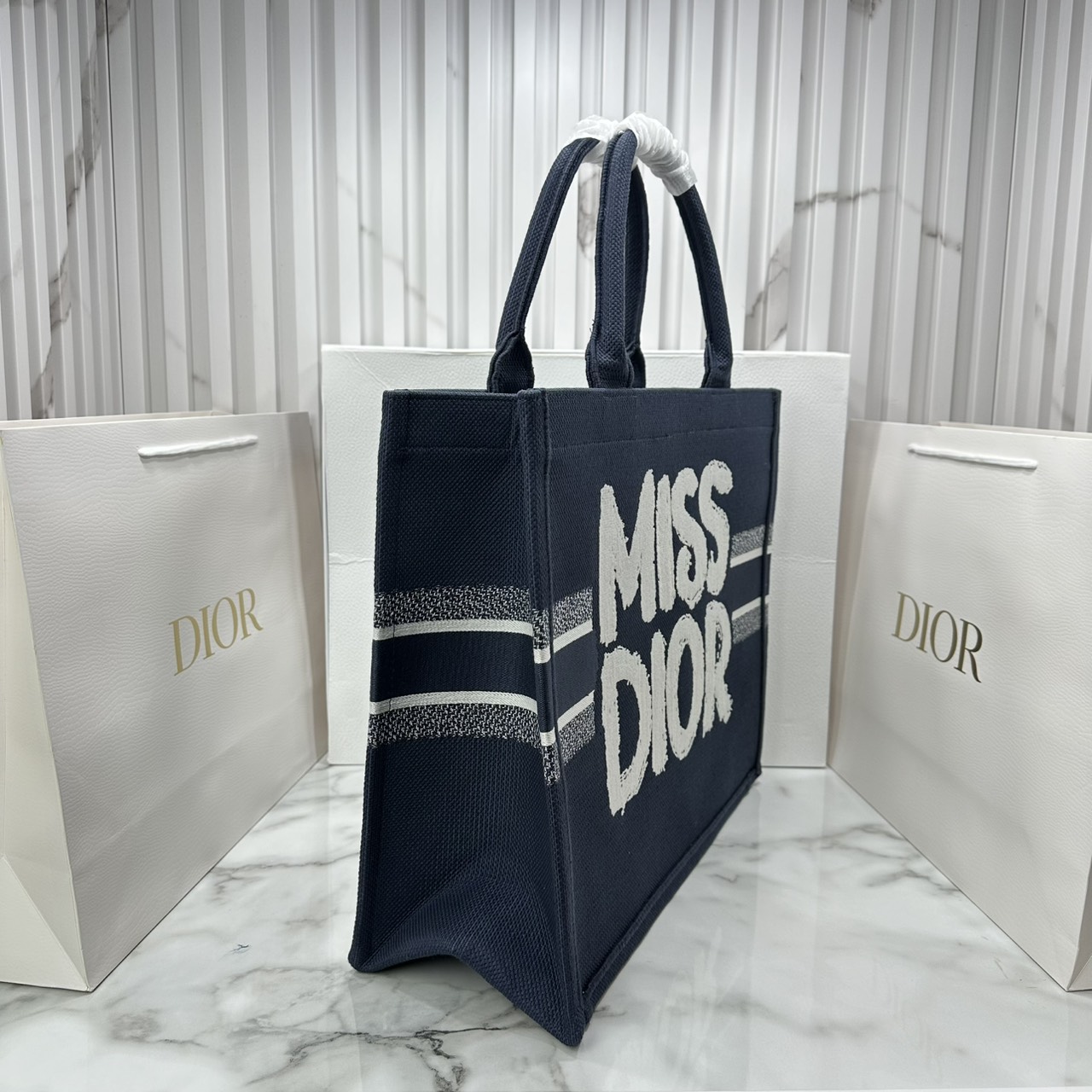 ORI หนังแท้ | Dior BookTote Blue Miss Dior Embroidery Tote Bag กระเป๋าทรงโท้ทคอลใหม่ โทนดำคลาสสิก สวยงามและหรูหรา