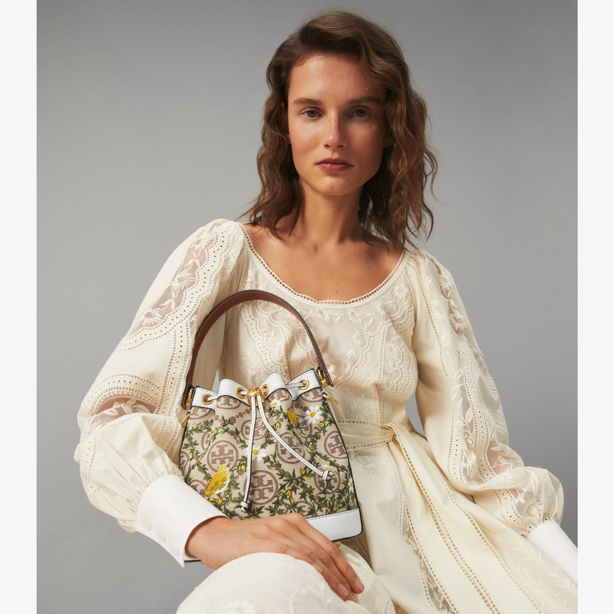 TORY BURCH T MONOGRAM JACQUARD EMBROIDERED BUCKET แรร์ไอเท็มรุ่นยอดฮิต ใบใหญ่ไซส์กำลังดี!! ที่สุดของรุ่นที่ตามหา!! สวยสุดกับดีไซน์ลายปัก ที่ดูแพง!! กระเป๋าบัคเก็ตทรงสวย ที่ดาราเซเลปใช้กันมากมาย ในราคาที่จับต้องได้ โดดเด่นด้วยลวดลายเอกลักษณ์ และลายปักธรรมช