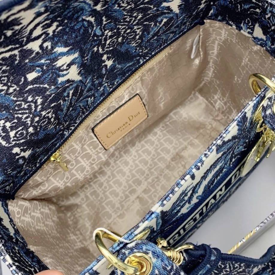 DIOR WOMEN MEDIUM LADY D-LITE BAG VIP GIFT WITH PURCHASE (GWP) พรีเมี่ยมกิ้ฟ Limited Edition จาก DIOR DUTYFREE COUNTER วัสดุหนังแท้ Calfskin หุ้มด้วยผ้า Cannage อีกชั้นและปักลวดลาย 'Dior Palm' กระเป๋า Lady D-Lite ผสมผสานความสง่างามและคลาสสิกที่เ
