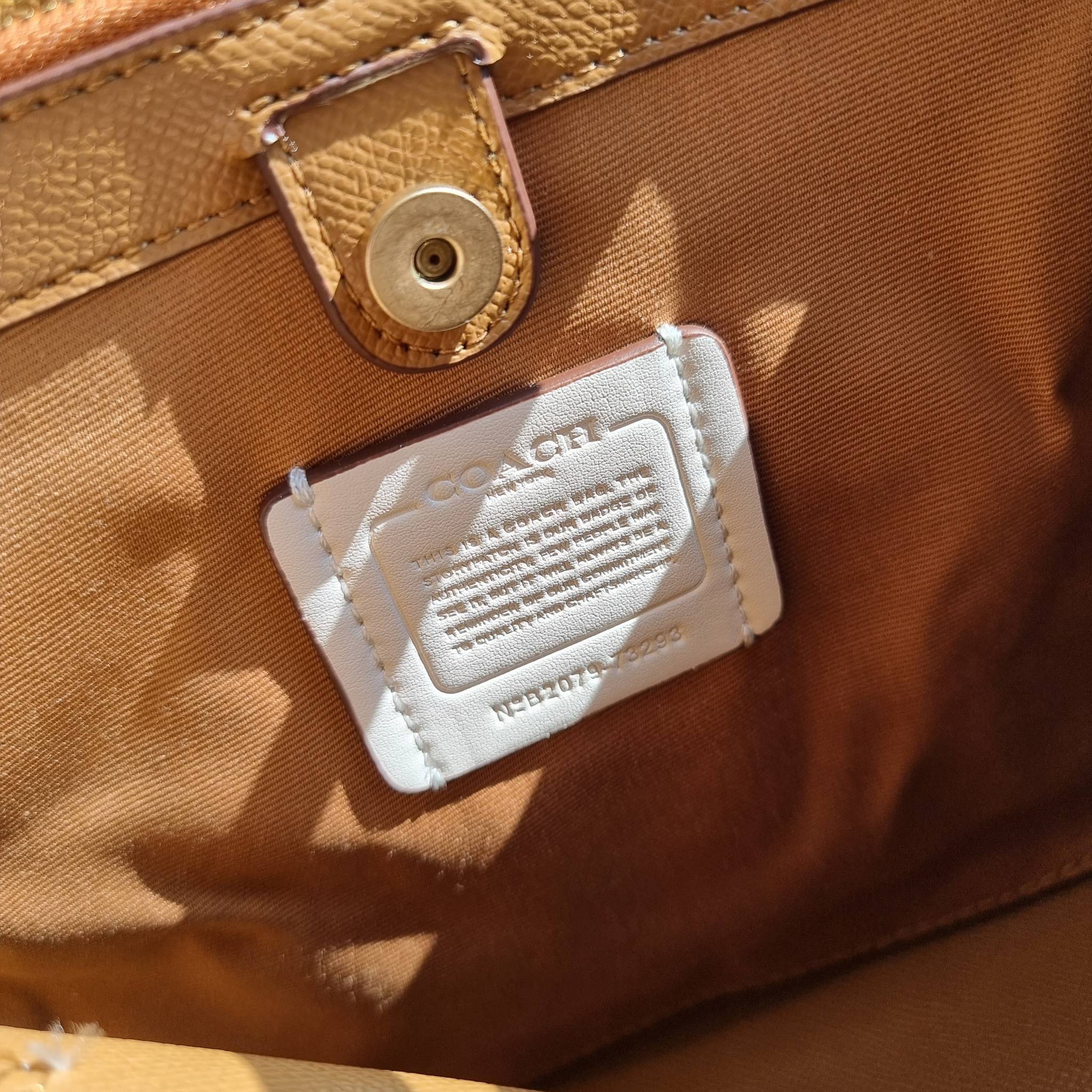 OUTLET 】COACH 73293 MINI AVENUE CARRYALL IN SIGNATURE CANVAS กระเป๋าสะพายรุ่นคลาสสิค คัมแบคแล้วจ้าแม่!! ไซส์กำลังสวย วัสดุหนังแคนวาสคุณภาพดี ด้านข้างเก็บทรงได้ เปิด-ปิดด้วยกระดุมแม่เหล็ก ใช้งานง่าย มีช่องซิป ใบนี้เห็นเล็กๆ แต่จุได้เยอะพอสมควรเลยน้า ɣ