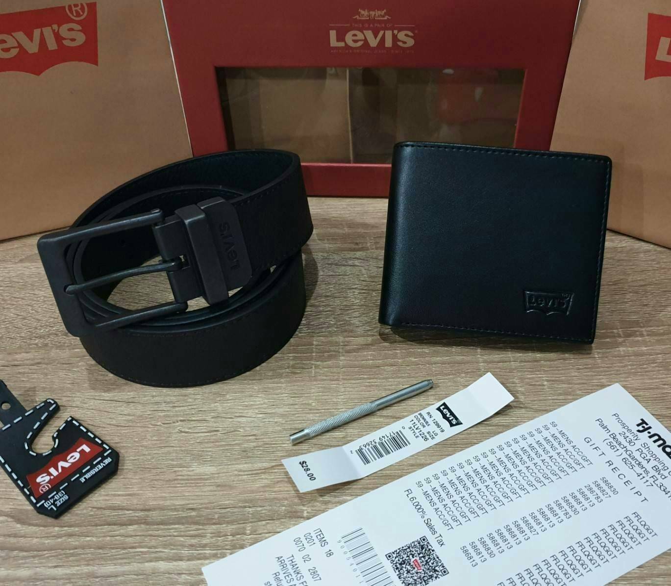 Levi’s Belt and Wallet Gift Set ในเซตประกอบด้วยกระเป๋าสตางค์พับสองตอนและเข็มขัดวัสดุหนังคุณภาพดี กระเป๋าสตางค์ปั้มโลโก้ด้านหน้าภายในมีช่องใส่บัตรและธนบัตรแยกเป็นสัดส่วน เข็มขัดหนังกลับใช้ได้ในทุกโอกาสนะคะ