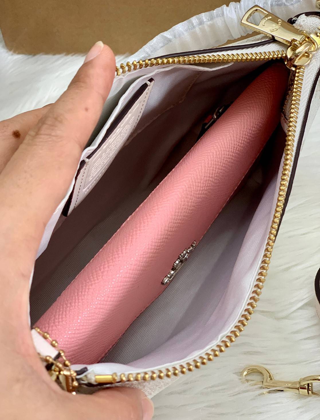 COACH POUCH HORSE AND CARRIAGE PRINT ((36674)) รุ่นแนะนำ ได้ไปไม่ผิดหวังแน่นอนค่ะ! กระเป๋าหิ้ว//สะพายไหล่//สะพายข้างได้ วัสดุ pvc นิ่มอย่างดี ลายรถม้าทั้งใบ สวยงามค่ะ เปิดปิดกระเป๋าแบบซิป ภายในสามารถใส่กระเป๋าเงินใบยาวได้;ของจำเป็นได้ครบค่ะ มีช่องเล็กให้ใ