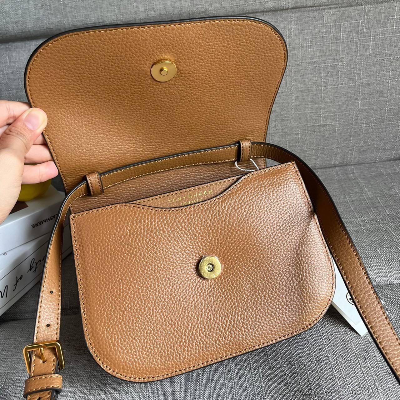 TORY BURCH BRLTTEN SMALL SADDLE BAG / Tory Burch Britten Flap Shoulder Bag กระเป๋าสะพายข้าง วัสดุหนังแกะแท้ ด้านหน้าประดับโลโก้แบรนด์ เปิด-ปิดกระเป๋าแบบกระดุมแป็กแม่เหล็กแน่นหนา ภายในมีช่องหลัก ใส่กระเป๋าเงินใบกลาง มือถือได้ทุกรุ่น มีช่องแยกใส่ของจุกจิกอี