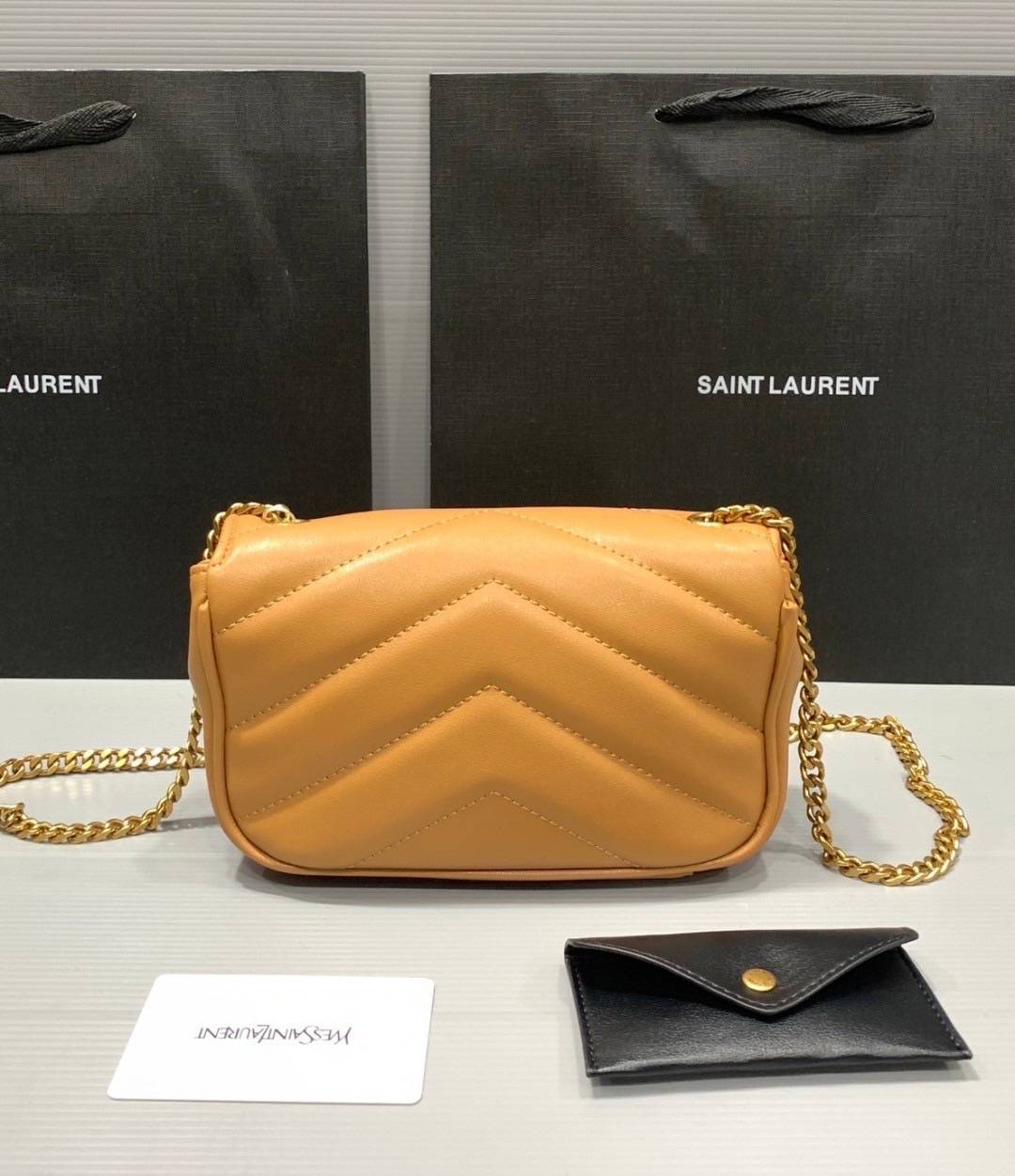 ORI | หนังแท้ 20cm YSL loulou mini in matelassé กระเป๋าสะพายทรงสวยคลาสสิค มาพร้อมใบเล็กใส่การ์ด งานหนังแท้สมผัสนุ่มมือตะเข็บเย็บลายเชฟรอนสวยเป็นเอกลัษณ์