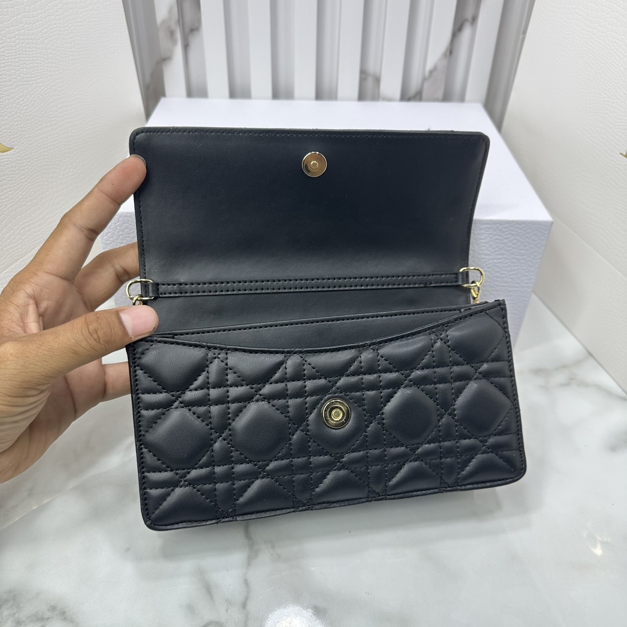 ORI หนังแท้ | My Dior Mini Bag / Dior Clutch Bag กระเป๋าสะพายทรงคลัชทันสมัย หรูหราสง่างาม จะถือหรือสะพายก็ดูดีมีระดับ กระเป๋าที่ใช้งานได้จริงใบนี้ใส่ของจำเป็นได้ครบถ้วน