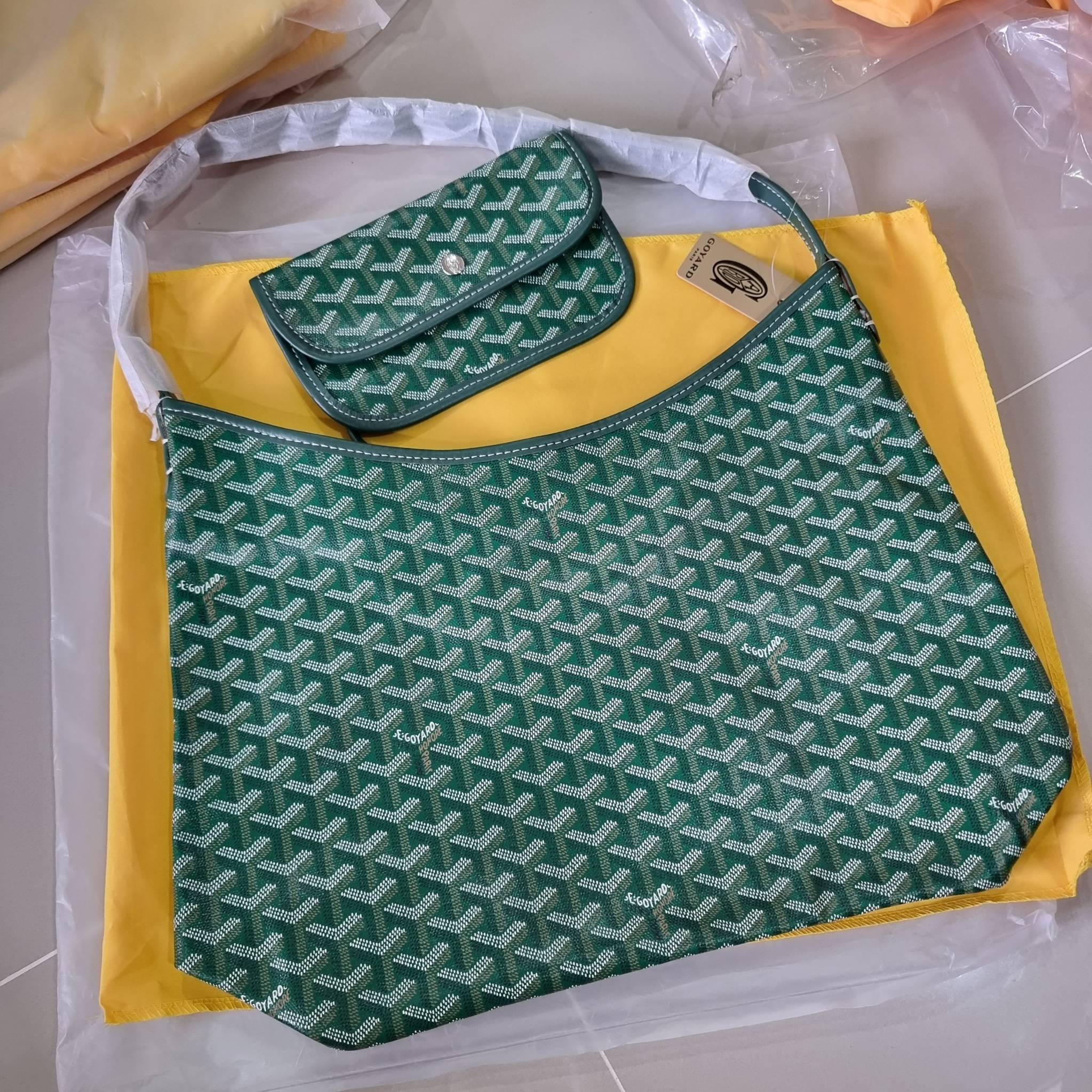 GOYARD BOHEME HOBO BAG / GOYARD HOBO กระเป๋าสะพายทรงโฮโบ ใบใหญ่จุใจ!! มาครบสีขายดี เลิศทุกสี รูปทรงคลาสสิค ดีไซน์เป็นเอกลักษณ์ วัสดุหนังแคนวาสพิมพ์ลายสวยคม ปากกระเป๋ามีซิปเปิด-ปิดกันของหล่นได้ ภายในโล่งกว้างมาก มาพร้อมสายคล้องในตัว ทนทาน สะพายสวยๆได้ทุกวั