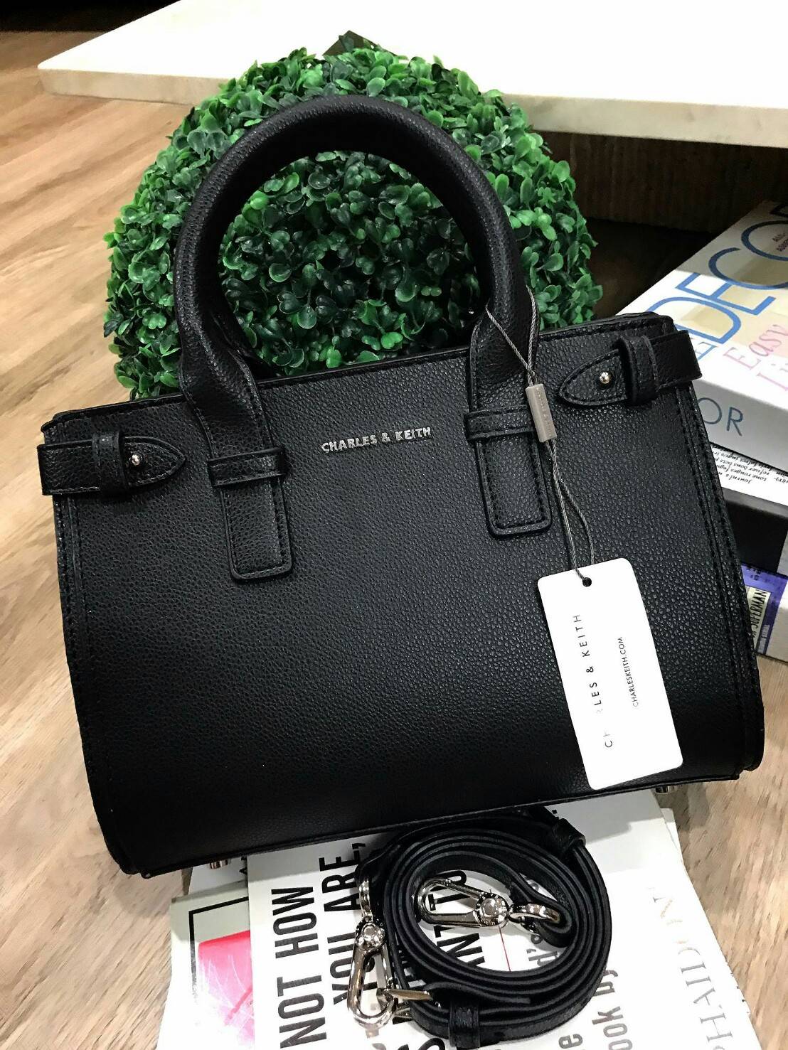 CHARLES & KEITH BASIC TOP HANDLE BAG กระเป๋าถือหรือสะพายรุ่นใหม่ชน shop ดีไซน์สวย อยู่ทรง ขนาดกำลังดี น้ำหนักเบา ด้านหน้าประดับโลโก้แบรนด์ เปิดปิดด้วยซิปสะดวกใช้ ด้านข้างมีสายรัดปรับทรงกระเป๋าค่ะ ภายในมีช่องซิป ใส่กระป๋าสตางค์ใบยาว mini iPad ได้ค่ะ มีหมุด