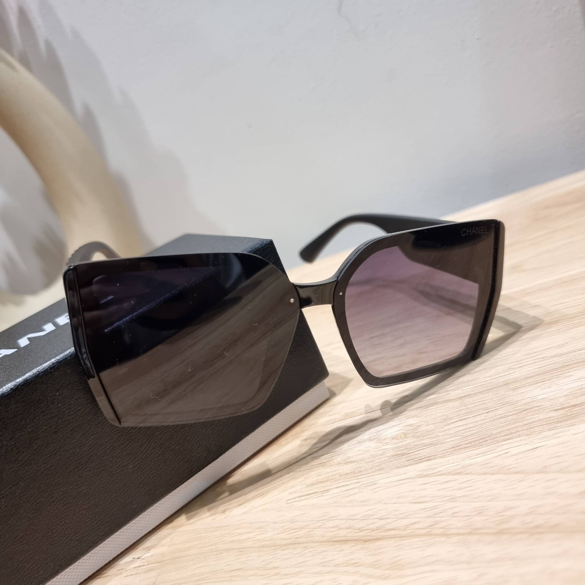 Chanel Sunglasses UV protection gift Box set สุดคุ้ม มาพร้อมอุปกรณ์ครบเซ็ท ดีไซน์ชิคมากแม่!! รับรองไม่ซ้ำใคร ใส่เสริมโหงวเฮ้ง ดูผู้ดี มีพกติดตัวไว้ไม่ตกเทรนด์ ใช้ได้ทุกโอกาส