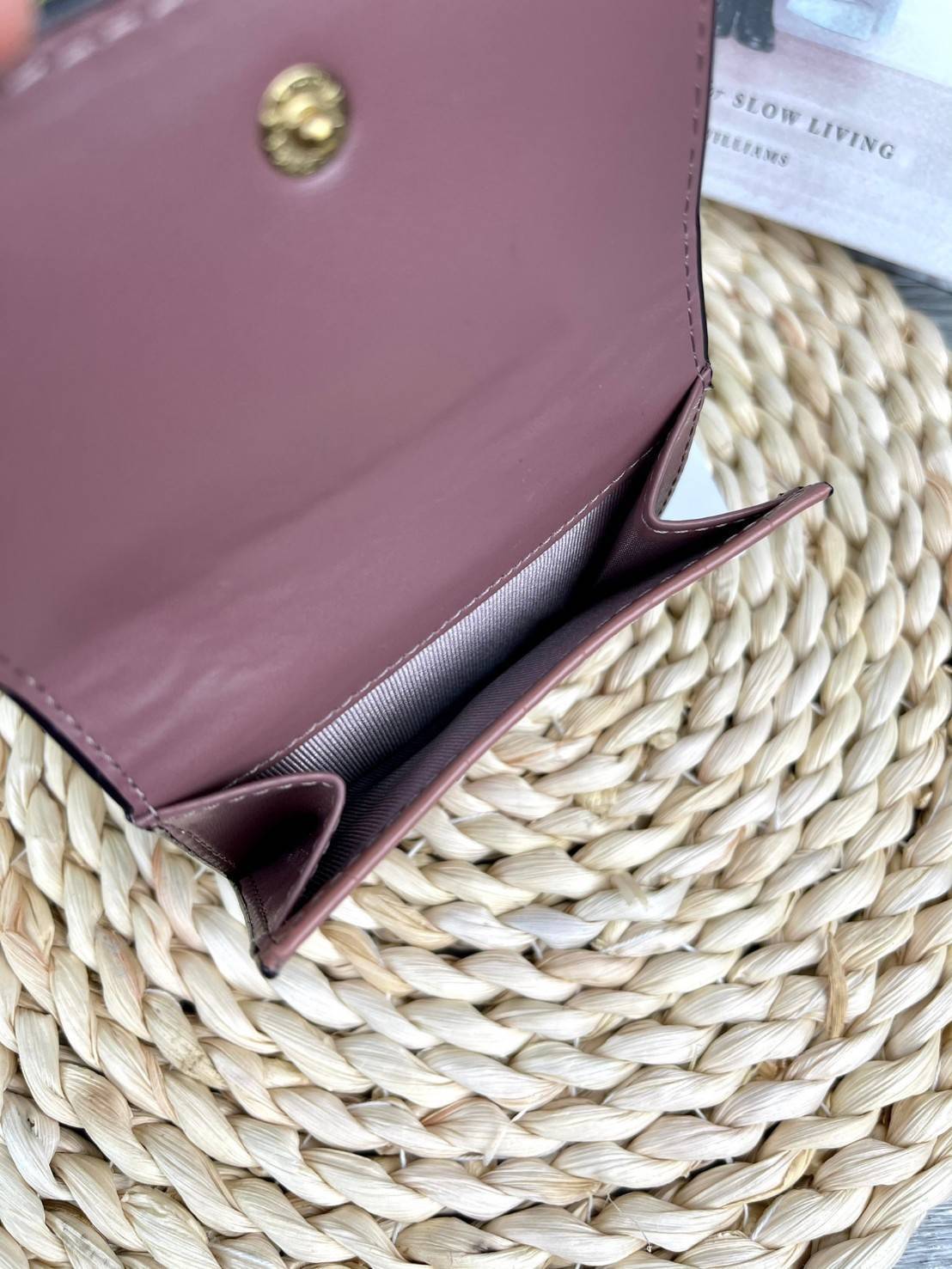 Charles & Keith Croc-Effect Short Wallet กระเป๋าเงิน 3 พับใบสั้น จุของได้ครบ! วัสดุพิมพ์ลายจรเข้