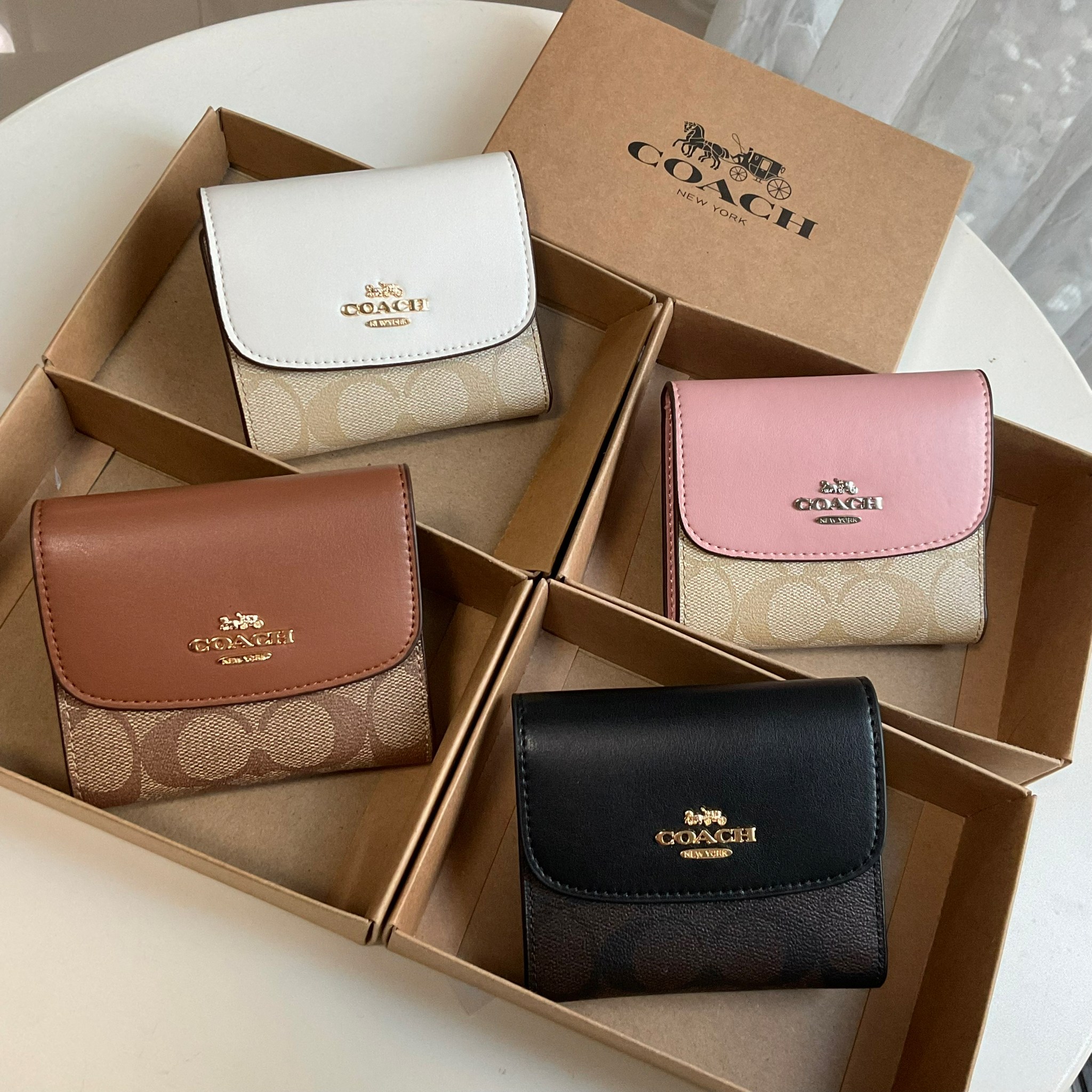COACH SMALL WALLET IN SIGNATURE CANVAS กระเป๋าสตางค์ใบสั้น แบบพับสามตอน เปิดปิดด้วยกระดุมปั้มแบรนด์ ด้านในมีช่องใส่บัตรหลายช่อง และช่องใส่ธนบัตร ด้านหลังมีช่องซิปเหรียญอีกหนึ่งช่อง น้ำหนักเบา พกพาสะดวก อะไหล่เงาสุดหรู ห้ามพลาดค่ะ!