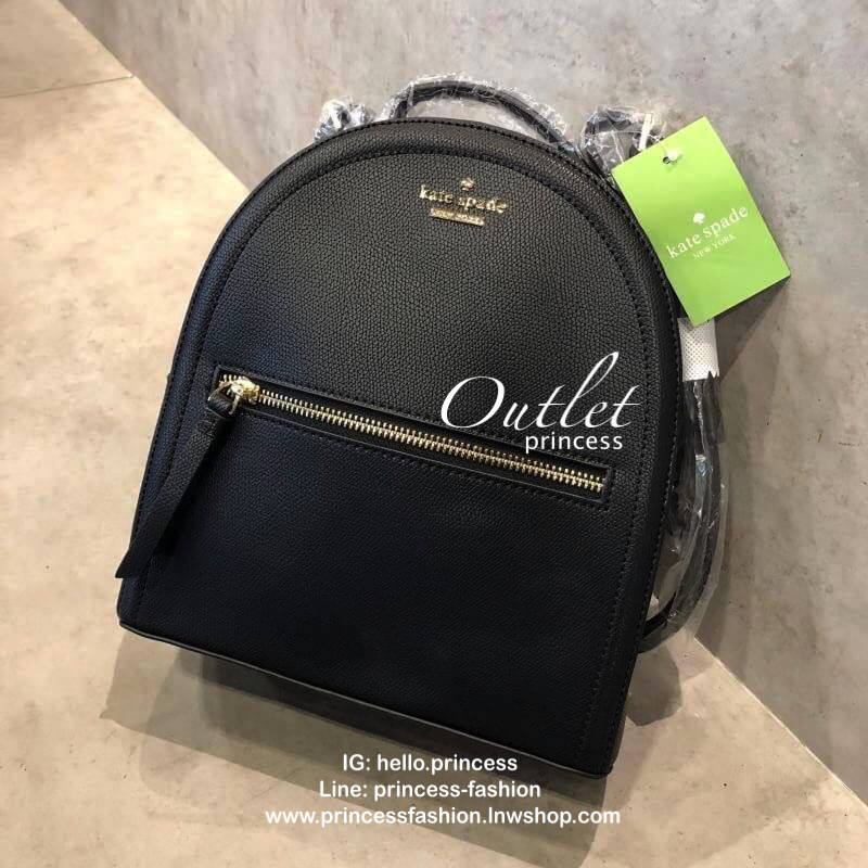 kate spade (spades) Back pack กระเป๋าเป้สะพายหลัง วัสดุหนังpu อยู่ทรง น้ำหนักเบา ใส่ของได้เยอะ ขนาดกำลังดีไม่ใหญ่จนเกินไป ภายในซับด้วยผ้าลายแบรนด์ มีสายสั้นสำหรับถือ สายสะพายยาวปรับได้ 5 ระดับ