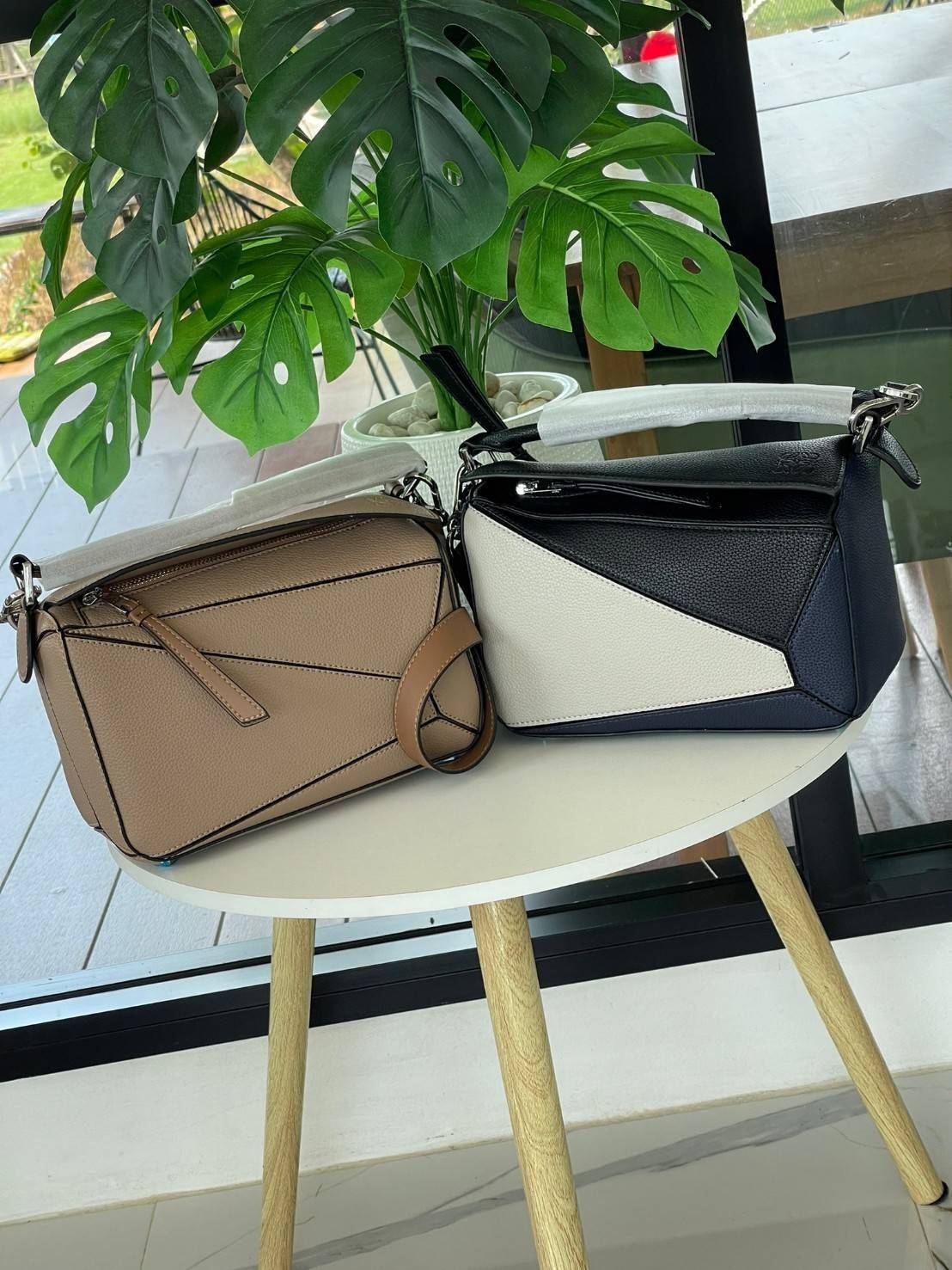 Loewe Puzzle Bag In Classic กระเป๋าทรง Puzzle นี้ออกแบบโดย Jonathan Anderson โดยได้รับแรงบันดาลใจในการออกแบบมาจากรูปทรงของลูกรักบี้ ดังนั้น จึงจะเห็นได้ว่าการตัดเย็บและรูปทรงของกระเป๋านั้นคล้ายคลึงกับลูกรักบี้ รูปทรงดูมินิมอลไม่ทิ้งคอนเซ็ปต์ของแบรนด์ สามา