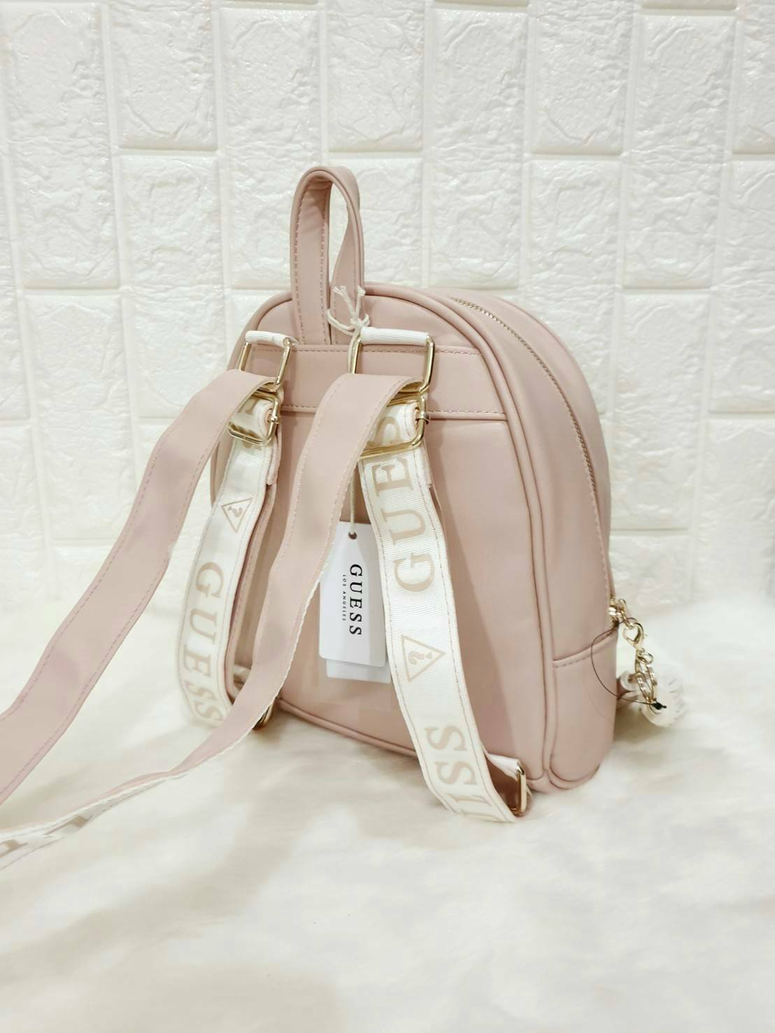 Gesabel Convertible Gym Backpack กระเป๋าสะพายมัลติฟังชั่นเก๋ๆ ขนาดกำลังดี สามารถสะพายหลัง สะพายข้างหรือ crossbody ก็ได้นะคะ ดูดีมากๆค่า ด้านหน้าปั๊มแบรนด์สามเหลี่ยม เปิดปิดด้วยซิป มีช่องซิปซ่อนด้านหน้า 1 ช่อง ด้านใน 1 ช่อง ภายในโล่งกว้าง สามารถจุของได้เยอ