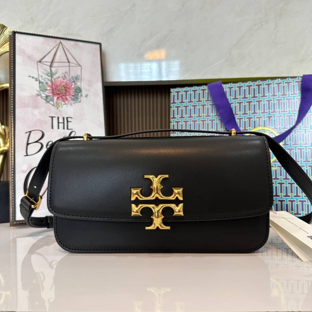 TORY BURCH ELEANOR SMALL LONG CONVERTIBLE SHOULDER กระเป๋าสะพายทรงยาว E/W Eleanor Convertible สูดหรู ดูแพง หนังแท้ เรียบสวยหรู โดดเด่นด้วยป้ายโลโก้สีทอง ลาย Double T อันเป็นเอกลักษณ์ ภายในช่องโล่งกว้างสามารถใส่โทรศัพท์ได้ทุกรุ่น สามารถใส่กระเป๋าสตางค์ใบยา