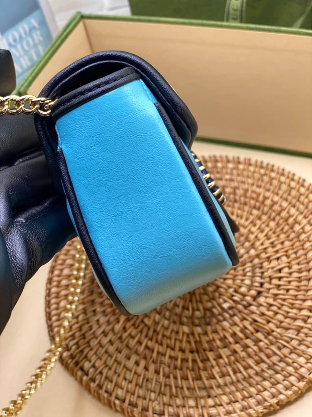 หนังแท้ VIP GIFT 】GUCCI GG Marmont super bag [mini & small] กระเป๋าสะพายข้าง โทนสีสดใสเล่นสีทูโทนตัดกันอย่างลงตัว เฟี๊ยดมากค่ะ ไซส์กะทัดรัด พกพาง่าย น้ำหนักเบา ดีไซน์สวย ภายในโล่งกว้าง มาพร้อมสายสะพายโซ่อะไหล่ทองในตัว ปรับใช้ได้ทั้งแบบสะพายเดี่ยว และสะพาย