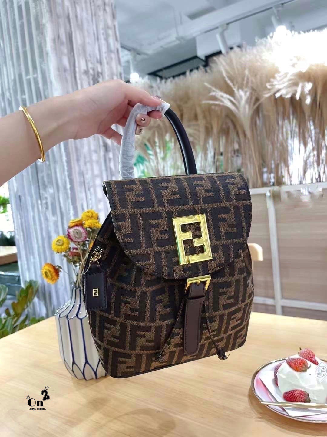 FENDI BACKPACK MONOGRAM กระเป๋าเป้เฟนดิ ทรงขนมจีบเปิดหน้า ผ้าทอลาย งานสวยปั้มทุกจุด ขนาดกำลังดีทรงน่ารักน่าใช้มากค่ะ ลายโมโนแกรมสวยตามฉบับแบรนด์ เด่นด้วยลายสัญลักษณ์แบรนด์ที่ฝากระเป๋า ตัดกับอะไหล่สีทอง ตกแต่งที่คล้องสายด้วยโลโก้ตัว FF สวยสะดุดตา ภายในกระเ