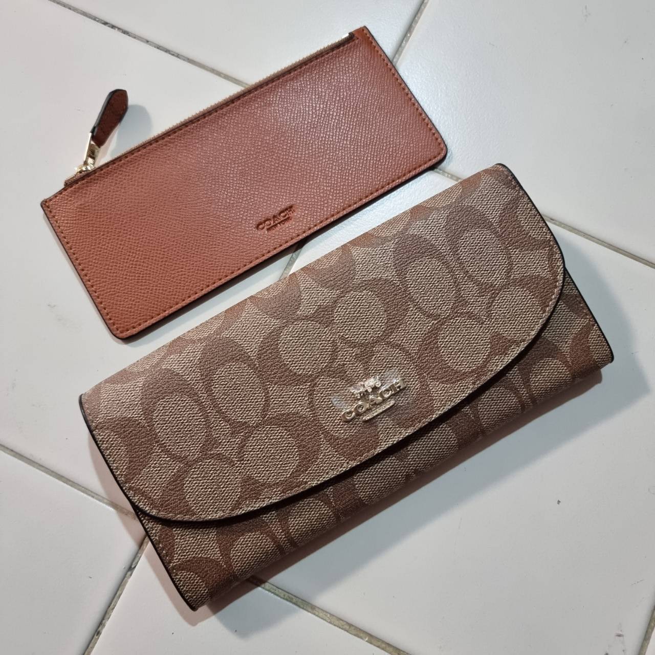 COACH F52601 POP SLIM ENVELOPE WALLET IN SIGNATURE รุ่นขายดี ขายหมด!! รุ่นหายาก!! เติมสต็อคจ้า!! กระเป๋าสตางค์รุ่นฝาพับ ดีไซน์เรียบหรู คลาสสิค ใช้งานง่ายและสะดวกมากๆ ด้วยซองซิปที่เสียบด้านหลัง ถอดแยกออกมาใช้ได้ หรือเอาออก พกกระเป๋าเดี่ยวๆก็ได้ ถือใบนี้ดูไ