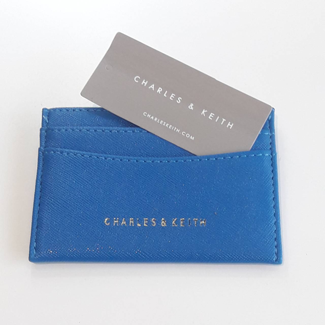 มาใหม่คะ! Charles&keith card holder ที่ใส่นามบัตรแบรนด์ดัง งานหนัง pu อย่างดี ปั้มชื่อแบรนด์สีทองด้านล่าง มีช่องใส่บัตรหน้าหลังและตรงกลางอีก1ช่อง พร้อมส่งที่ไทย ในราคาสบายกระเป๋าละค้า