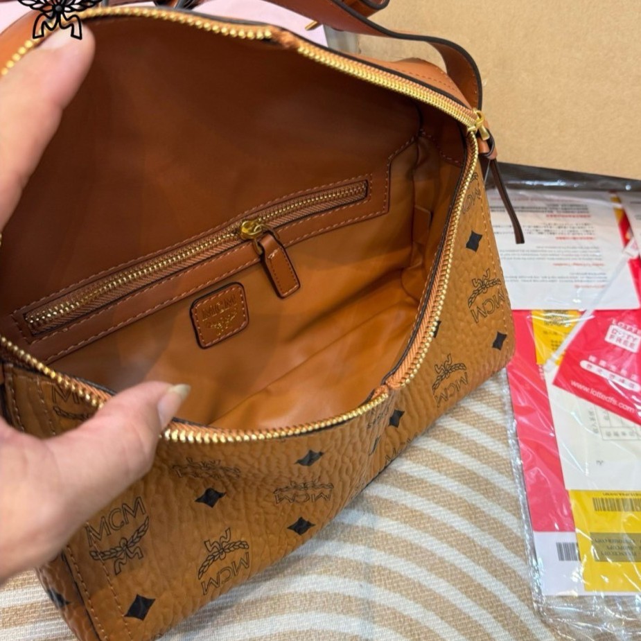 M.C.M Diamant 3D Shoulder Bag in Visetos Leather Mix ดีไซน์ใหม่ กับคอลเลคชั่นสุดปัง สวยหรูในแบบฉบับคนมีสไตล์ ขนาดกำลังดั สะพายง่าย ใช้งานสะดวกคล่องตัว รูปทรงแปลกใหม่มีความเหลี่ยมมุมเหมือนเพชร