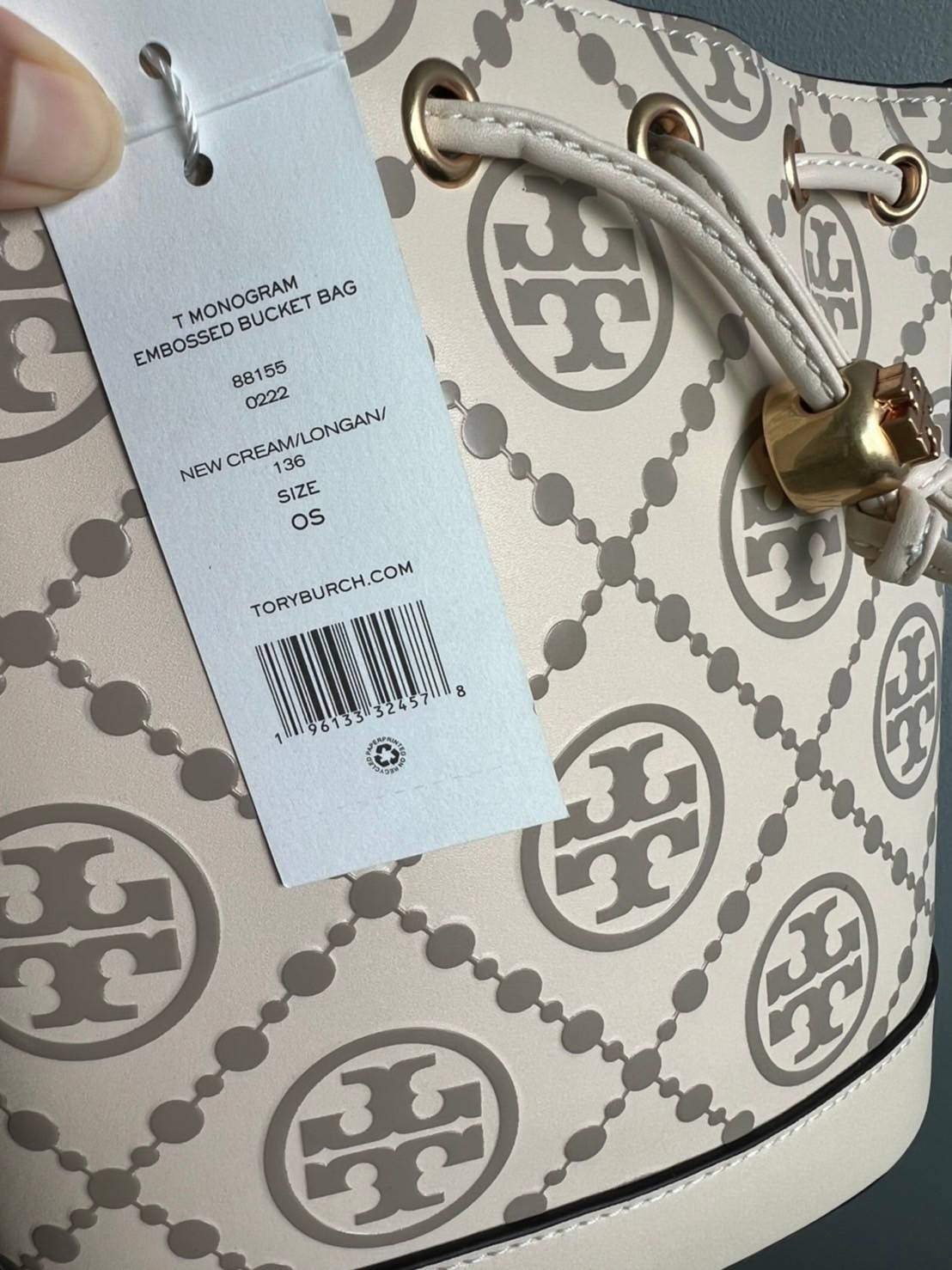 Medium : Tory Burch T Monogram Embossed Bucket Bag กระเป๋าถือหรือสะพายไหล่ ประดับด้วยลวดลายอันเป็นสัญลักษณ์ของแบรนด์ ถูกประดิษขึ้นด้วยความพิถีพิถันวัสดุหนังอย่างดี ด้านในบุด้วยหนังไมโครซูแอคเนื้อนุ่มทำความสะอาดง่าย กระเป๋าผ่าหลังด้านนอก1ช่อง ด้านใน 1ช่อง 
