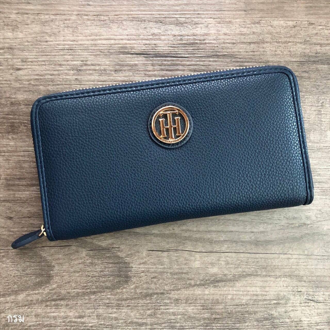 TOMMY HILFIGER Zipper Wallet & Valet เปิด - ปิดกระเป๋าด้วยซิปรอบ ด้านในมีช่องใส่บัตร ช่องใส่ธนบัตรและช่องซิปใส่เหรียญ จะมอบเป็นของขวัญหรือใช้เองก็แนะนำเลยค่ะ