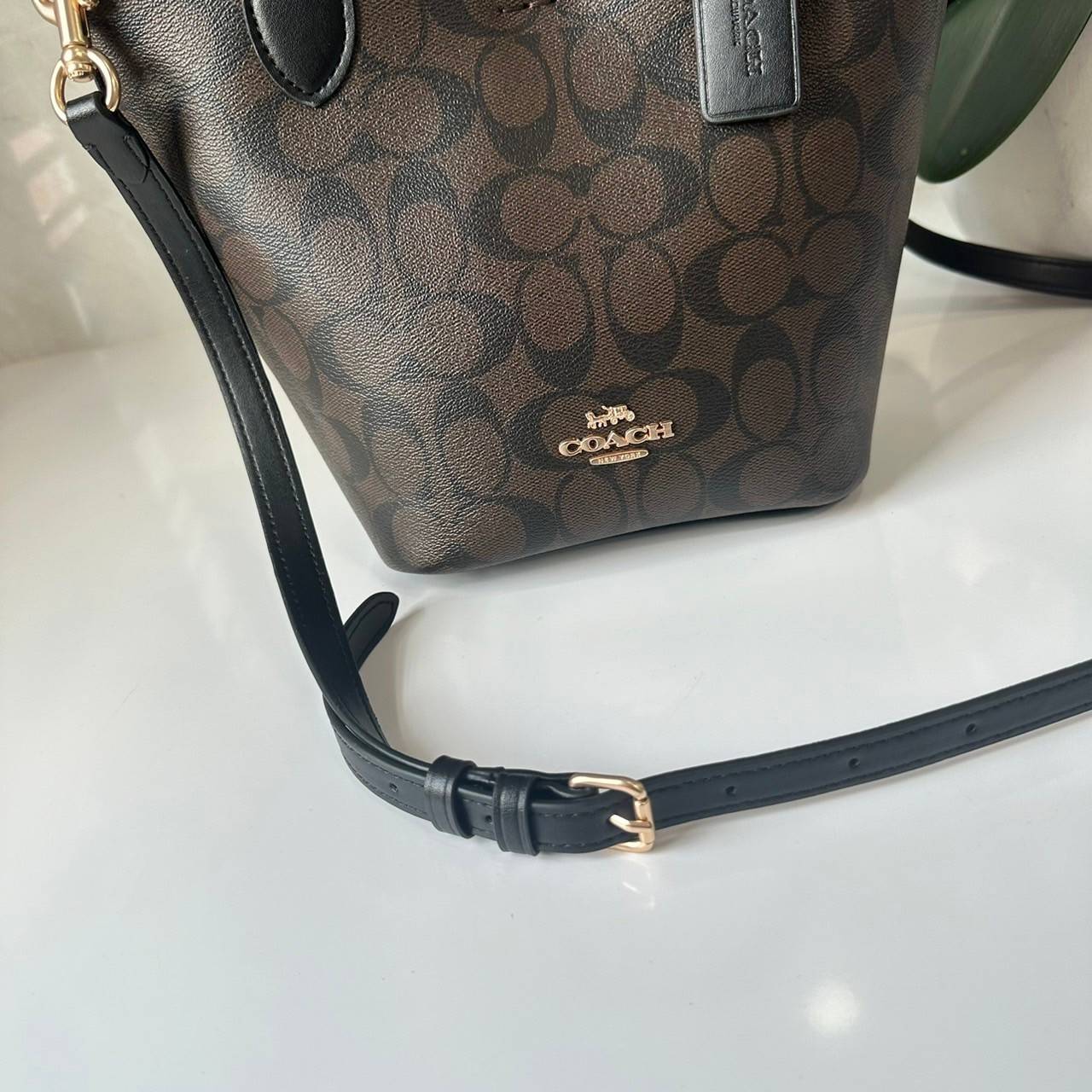 พร้อมส่ง 5 สี COACH HANNA BUCKET BAG กระเป๋าถือ/สะพายข้างทรงบักเก็ตรุ่นใหม่ดีไซน์เก๋น่ารัก เกรดท็อปออริ เกรดดีสุด สลับแท้ 1:1