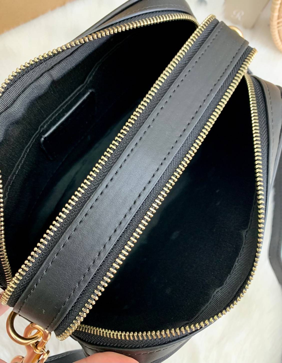 ใครรออยู่จัดเลยค่ะ มากี่รอบไม่พอจริงๆค่ะ😁 COACH JES CROSSBODY IN SIGNATURE BAG กระเป๋าสะพายข้าง//ครอสบอดี้ร์ วัสดุหนังแท้ หนังนิ่มทรงสวย 🔺อะไหล่ป้ายห้อยโลหะแบรนด์นะคะ กระเป๋าแบ่ง2ซิป แต่ละช่องกว้าง สามารถใส่กระเป๋าเงินใบยาวได้; ของจำเป็นได