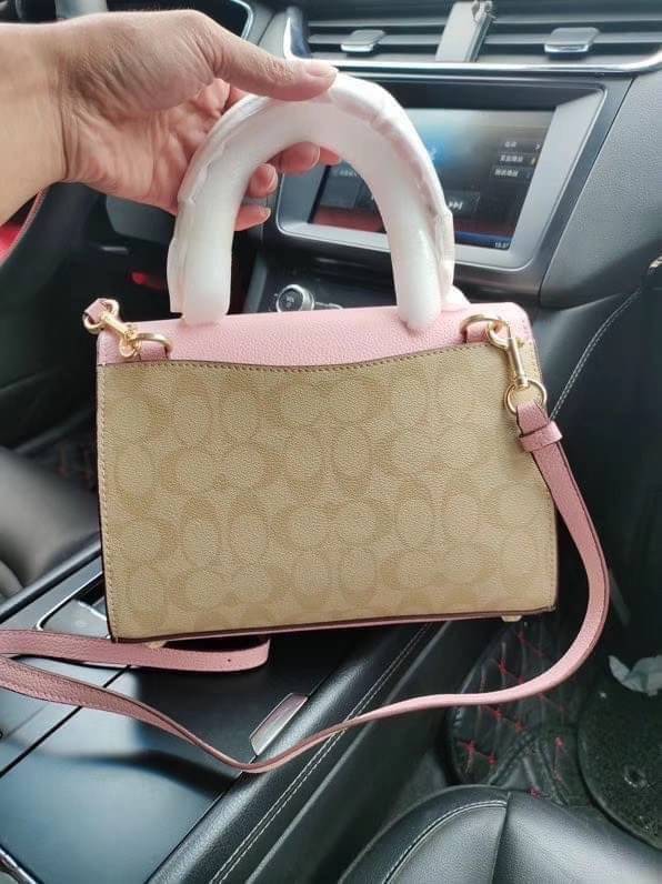 Coach Disney X Tilly Top Handle In Signature with Dalmatian Blossom/Light Khaki Multi Coated Canvas Satchel กระเป๋าถือและสะพายข้างรุ่นลิมิเตด คอลเลคชั่น Disney น่ารักมากค่ะ ใส่กระเป๋าสตางค์ใบยาวได้